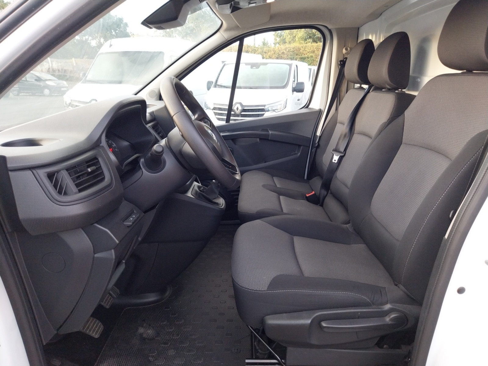 Vente en ligne Renault Trafic 3 Fourgon TRAFIC FG BLUE DCI 130 L1H1 3T GSR2 au prix de 22 990 €