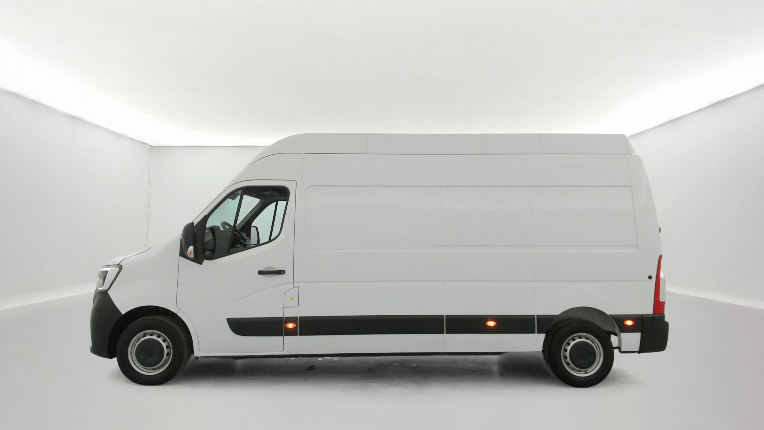 Vente en ligne Renault Master Fourgon MASTER FGN TRAC F3500 L3H3 BLUE DCI 135 au prix de 25 990 €