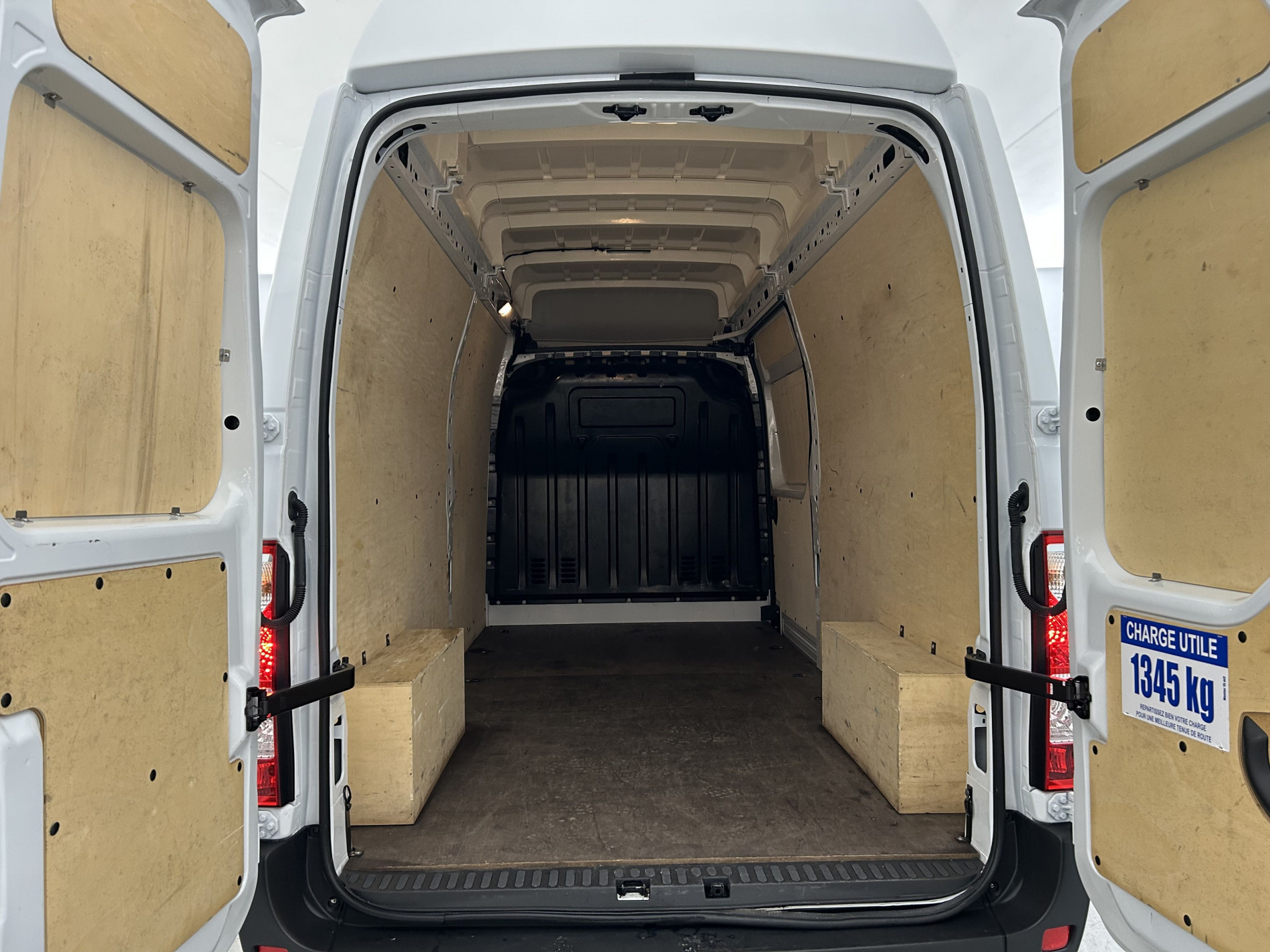 Vente en ligne Renault Master Fourgon MASTER FGN TRAC F3500 L3H3 BLUE DCI 135 au prix de 25 990 €
