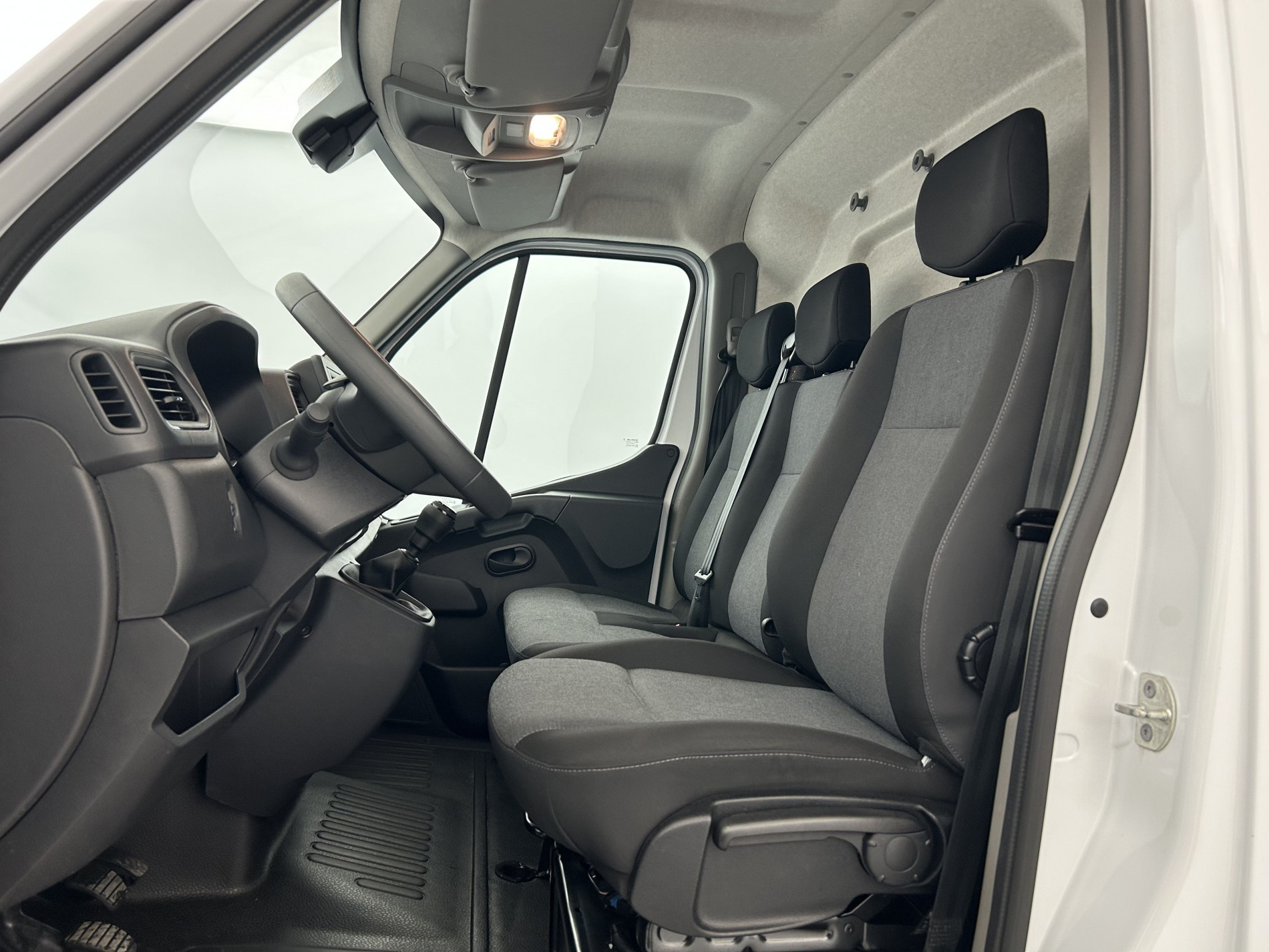 Vente en ligne Renault Master Fourgon MASTER FGN TRAC F3500 L3H3 BLUE DCI 135 au prix de 25 990 €