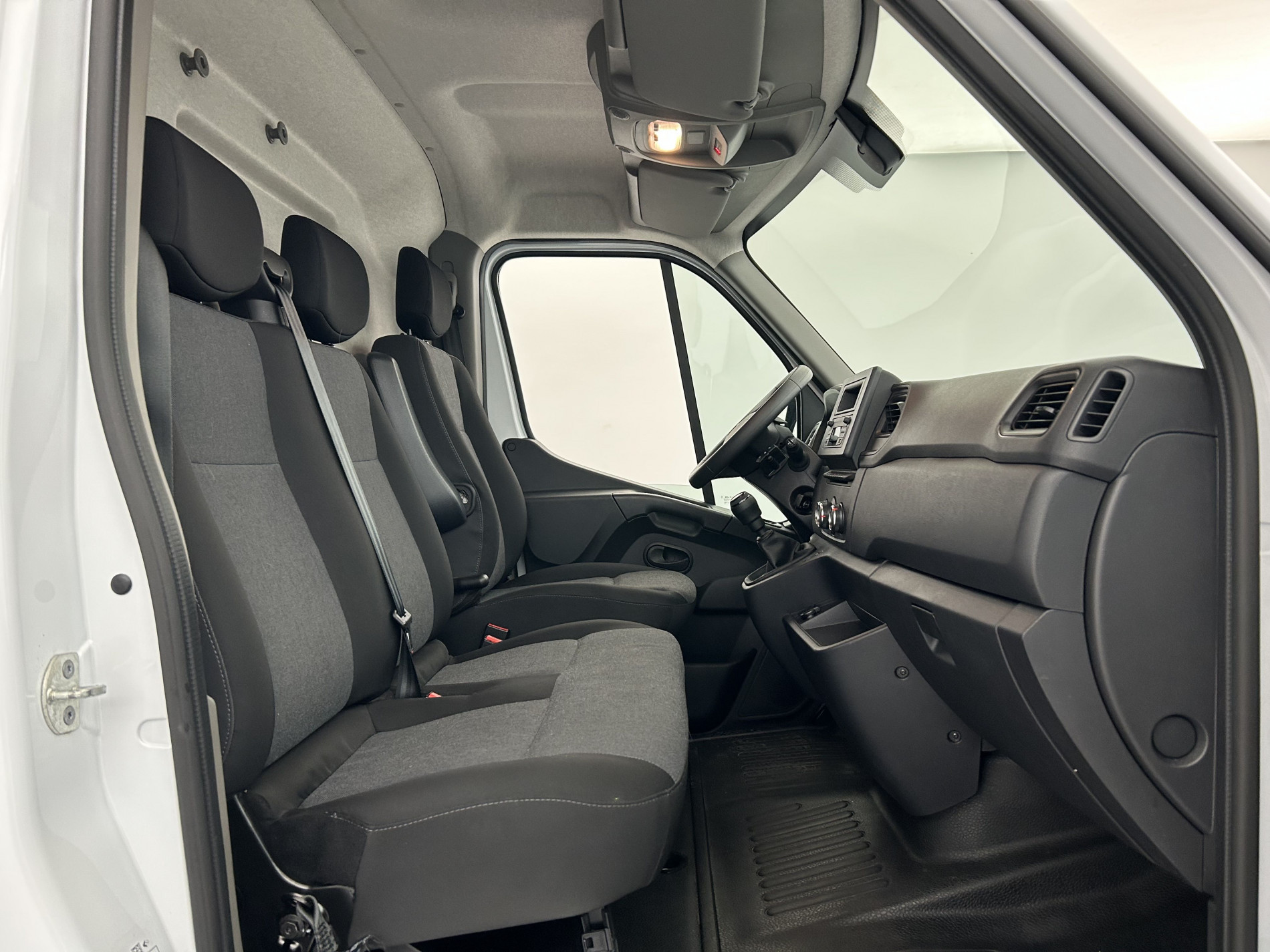 Vente en ligne Renault Master Fourgon MASTER FGN TRAC F3500 L3H3 BLUE DCI 135 au prix de 25 990 €