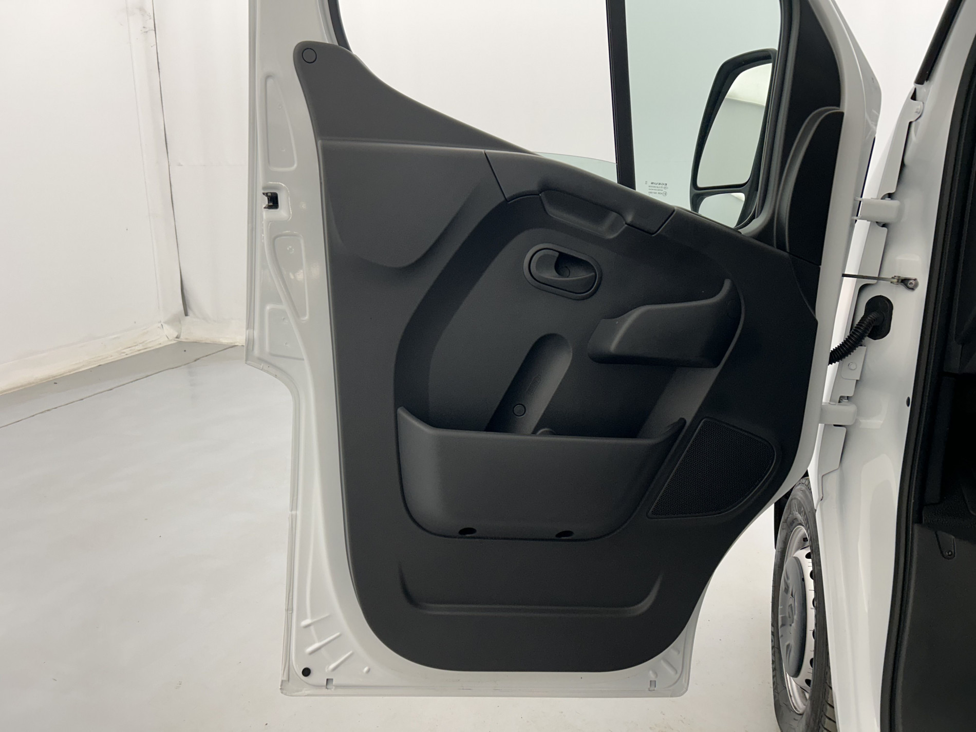 Vente en ligne Renault Master Fourgon MASTER FGN TRAC F3500 L3H3 BLUE DCI 135 au prix de 25 990 €
