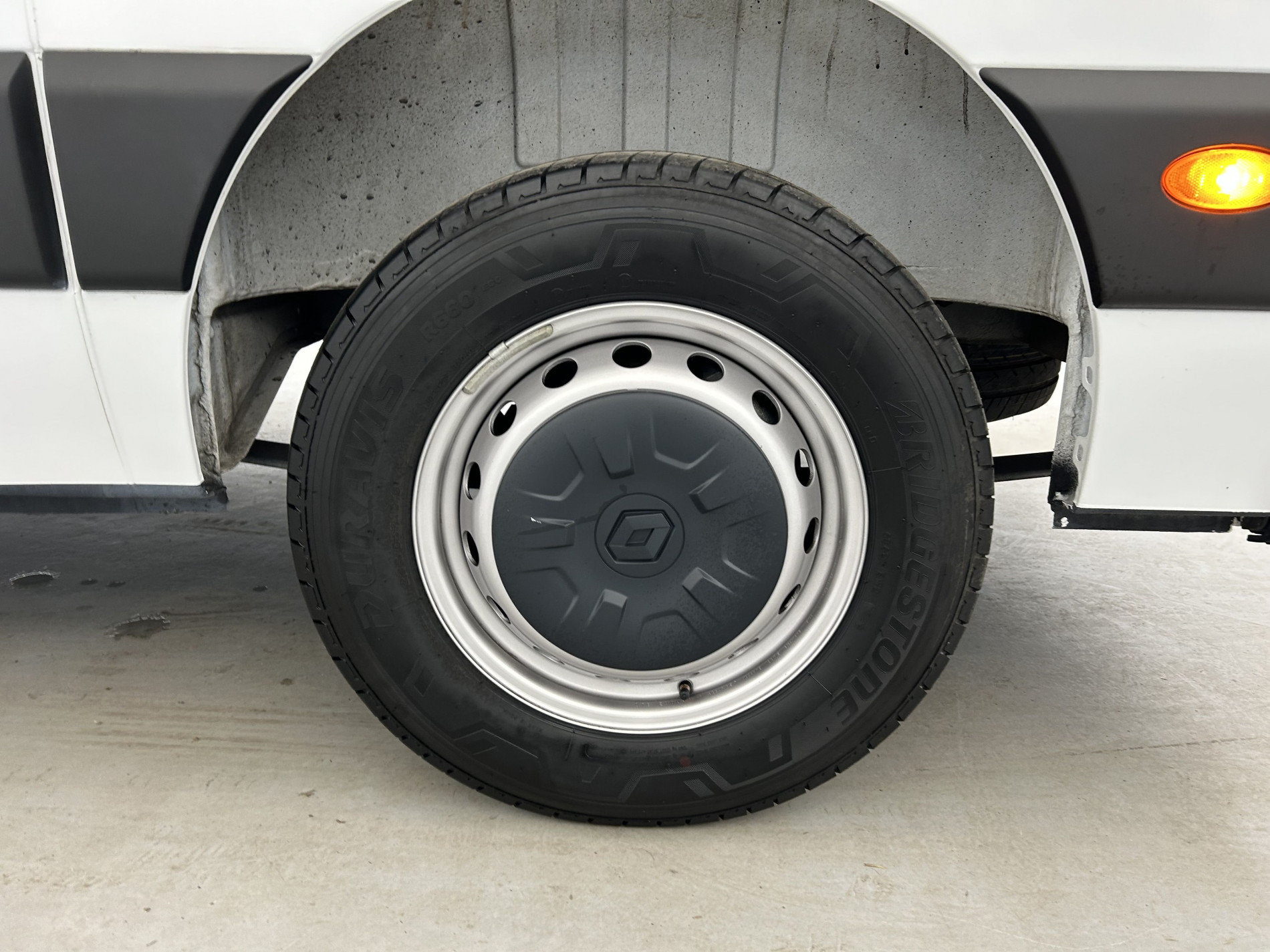 Vente en ligne Renault Master Fourgon MASTER FGN TRAC F3500 L3H3 BLUE DCI 135 au prix de 25 990 €