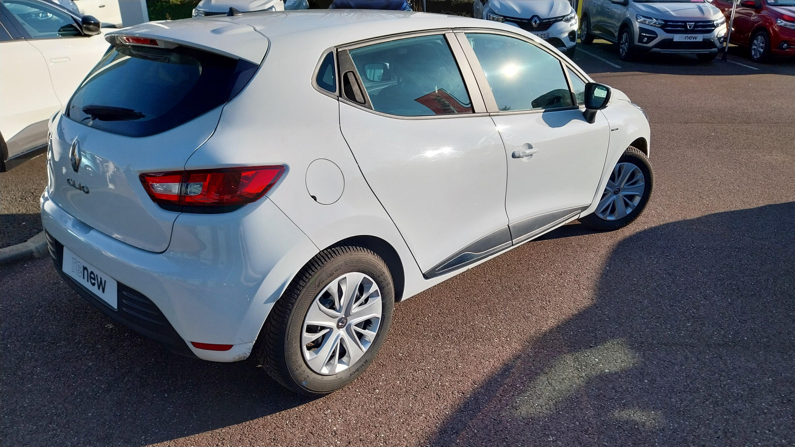 Vente en ligne Renault Clio 4 Clio dCi 75 E6C au prix de 10 490 €