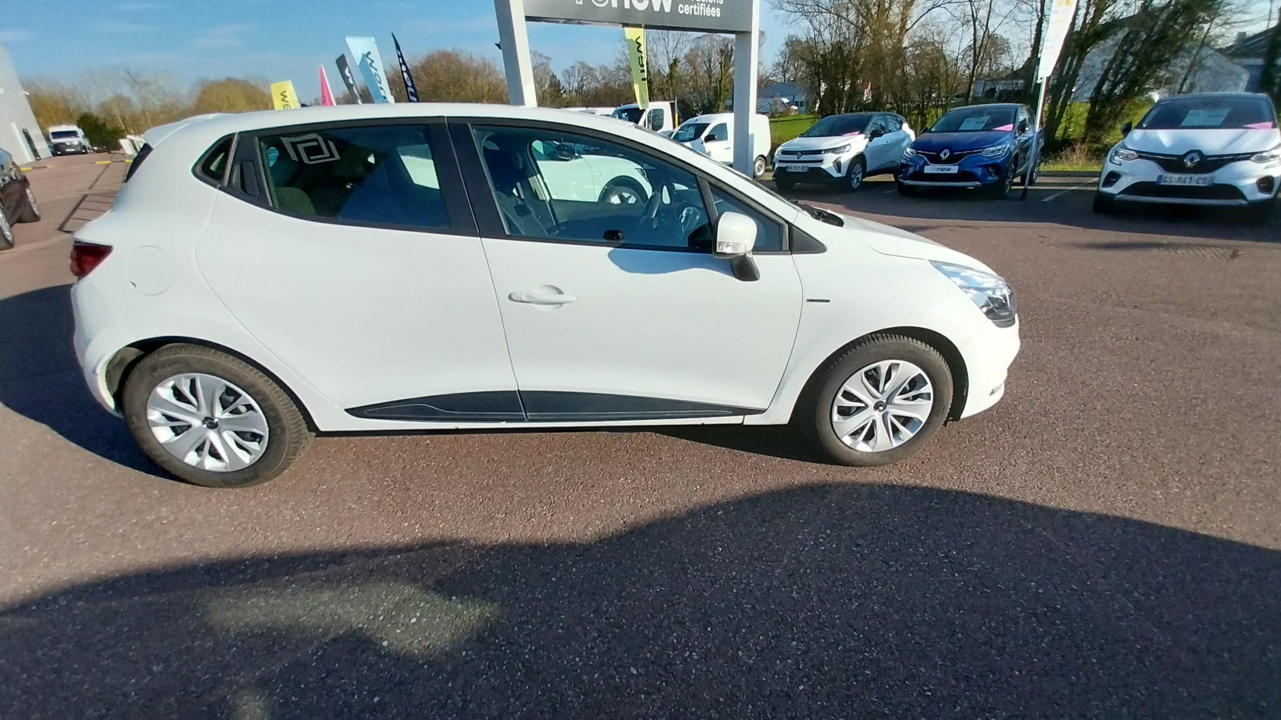 Vente en ligne Renault Clio 4 Clio dCi 75 E6C au prix de 10 590 €