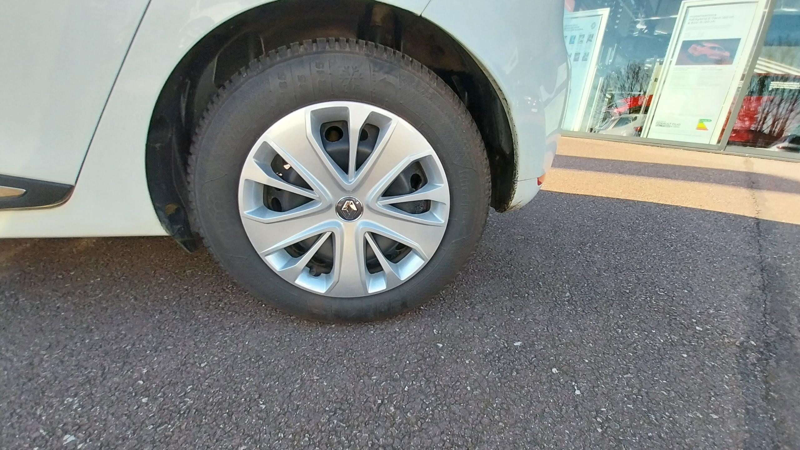 Vente en ligne Renault Clio 4 Clio dCi 75 E6C au prix de 10 590 €