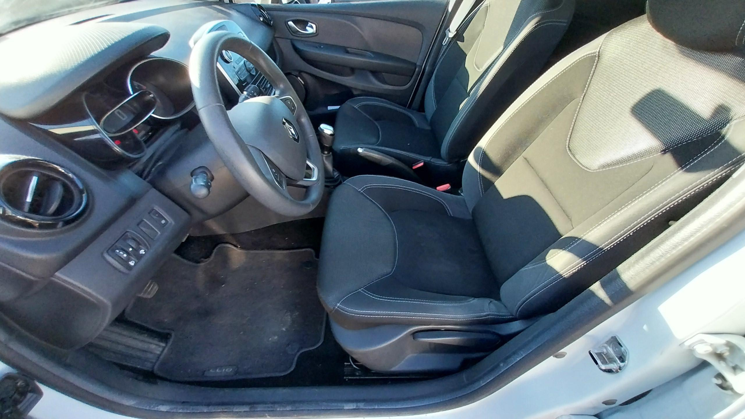 Vente en ligne Renault Clio 4 Clio dCi 75 E6C au prix de 10 390 €