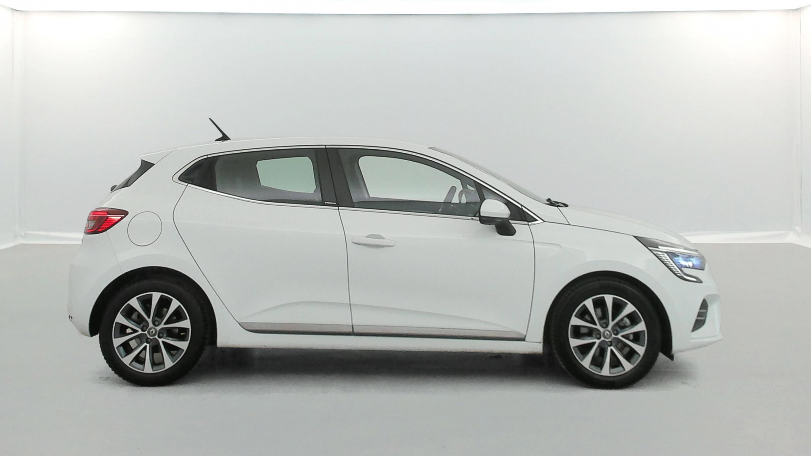 Vente en ligne Renault Clio 5 Clio E-Tech 140 - 21 au prix de 16 990 €