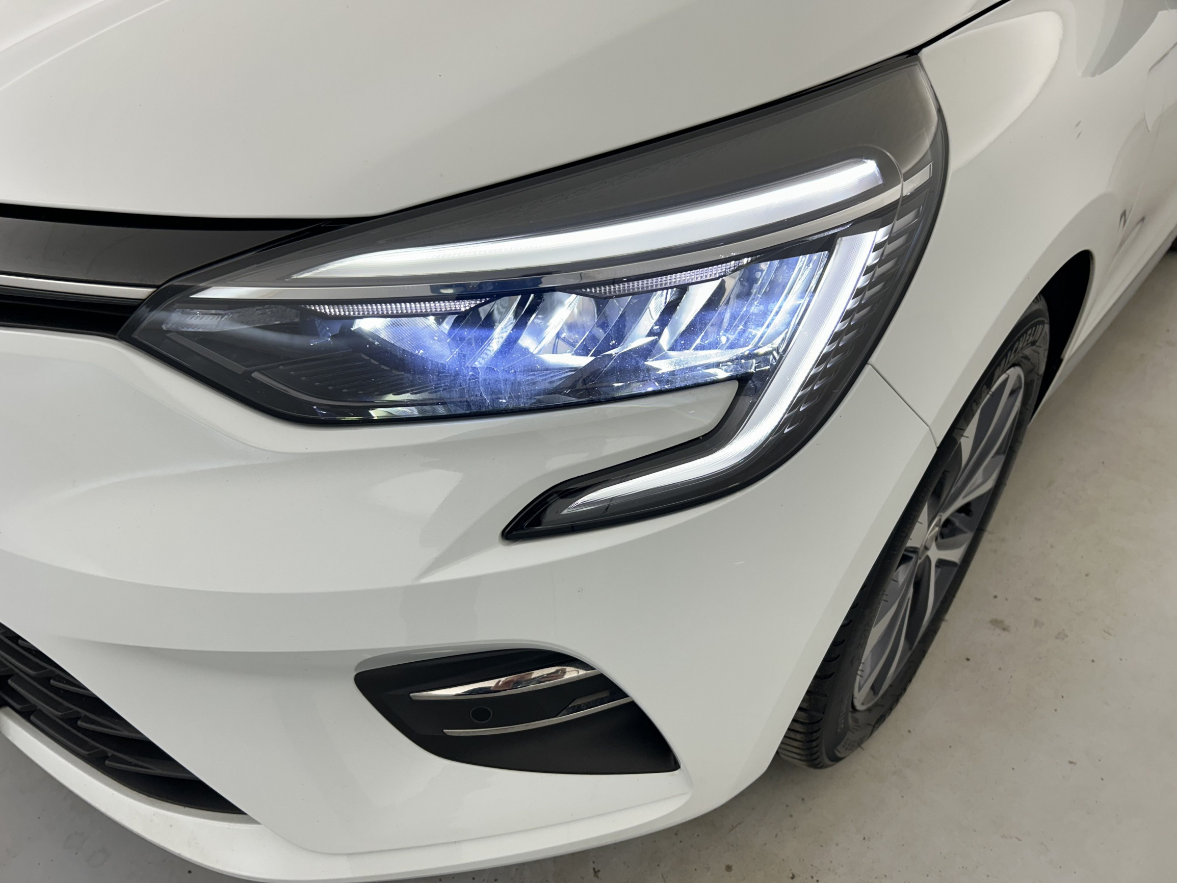 Vente en ligne Renault Clio 5 Clio E-Tech 140 - 21 au prix de 16 990 €