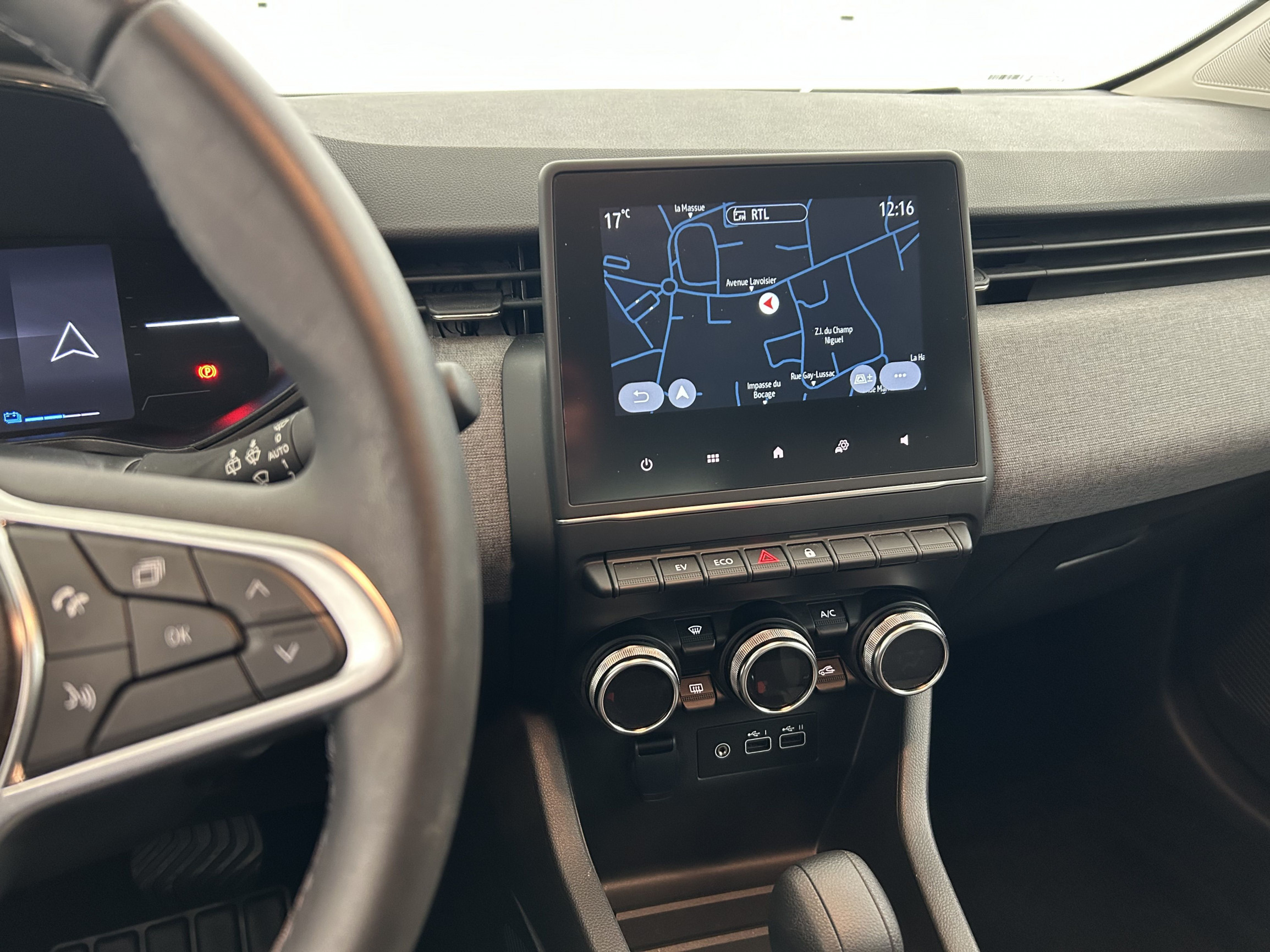 Vente en ligne Renault Clio 5 Clio E-Tech full hybrid 145 au prix de 17 990 €