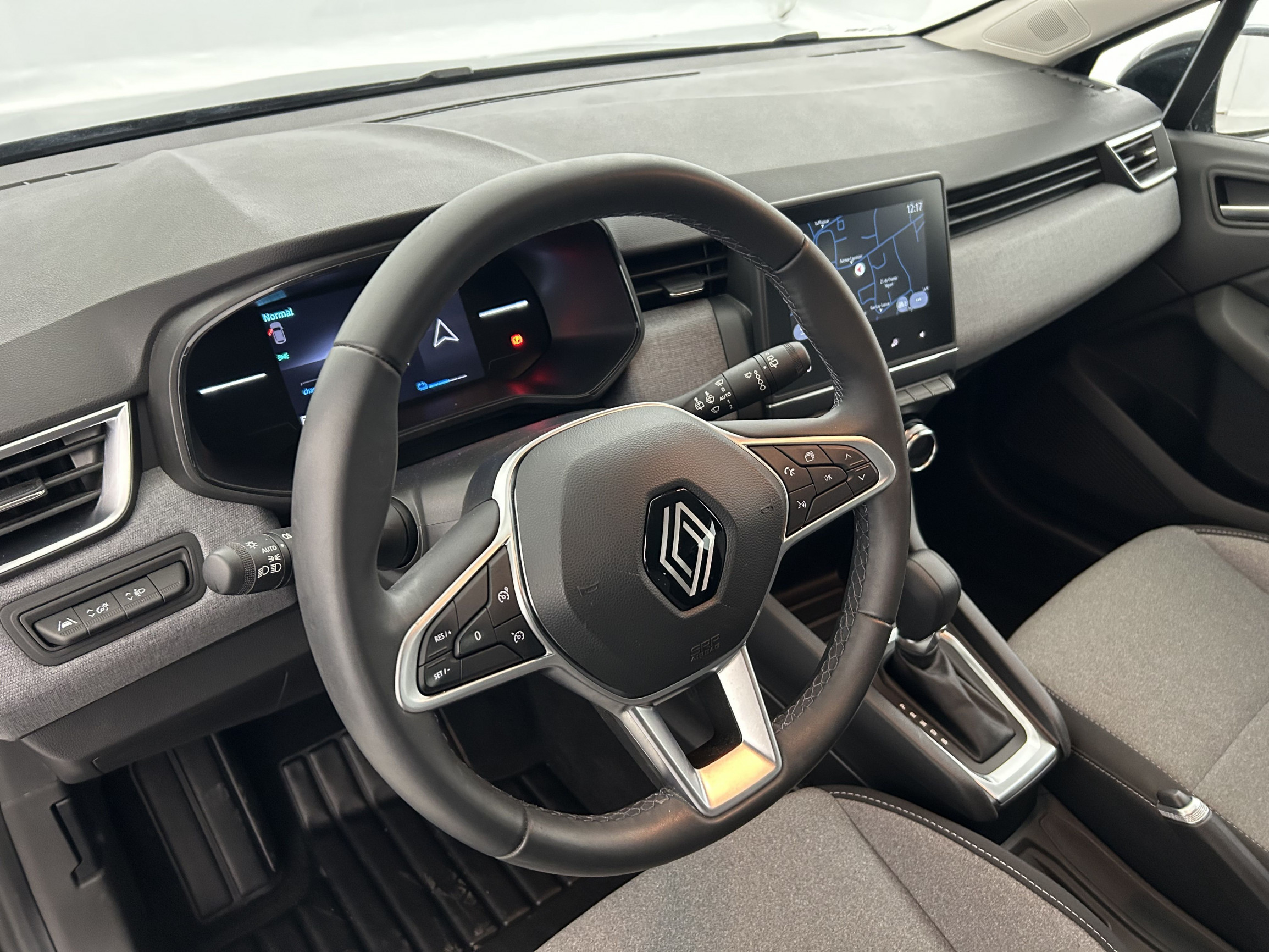 Vente en ligne Renault Clio 5 Clio E-Tech full hybrid 145 au prix de 17 990 €