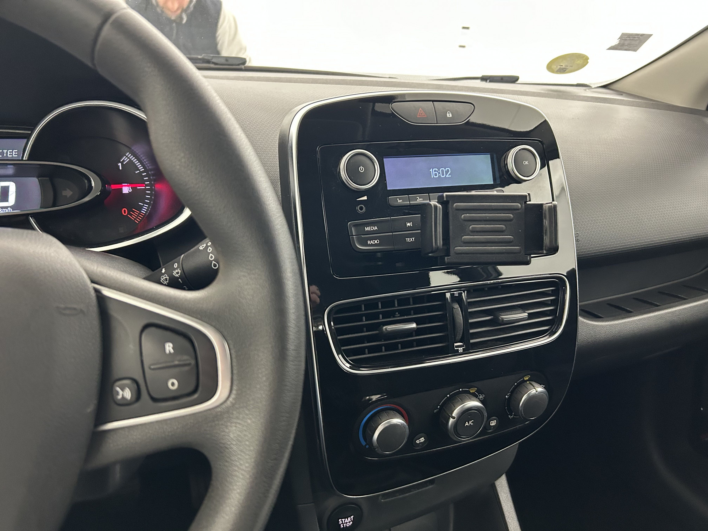 Vente en ligne Renault Clio 4 Clio dCi 75 E6C au prix de 10 390 €