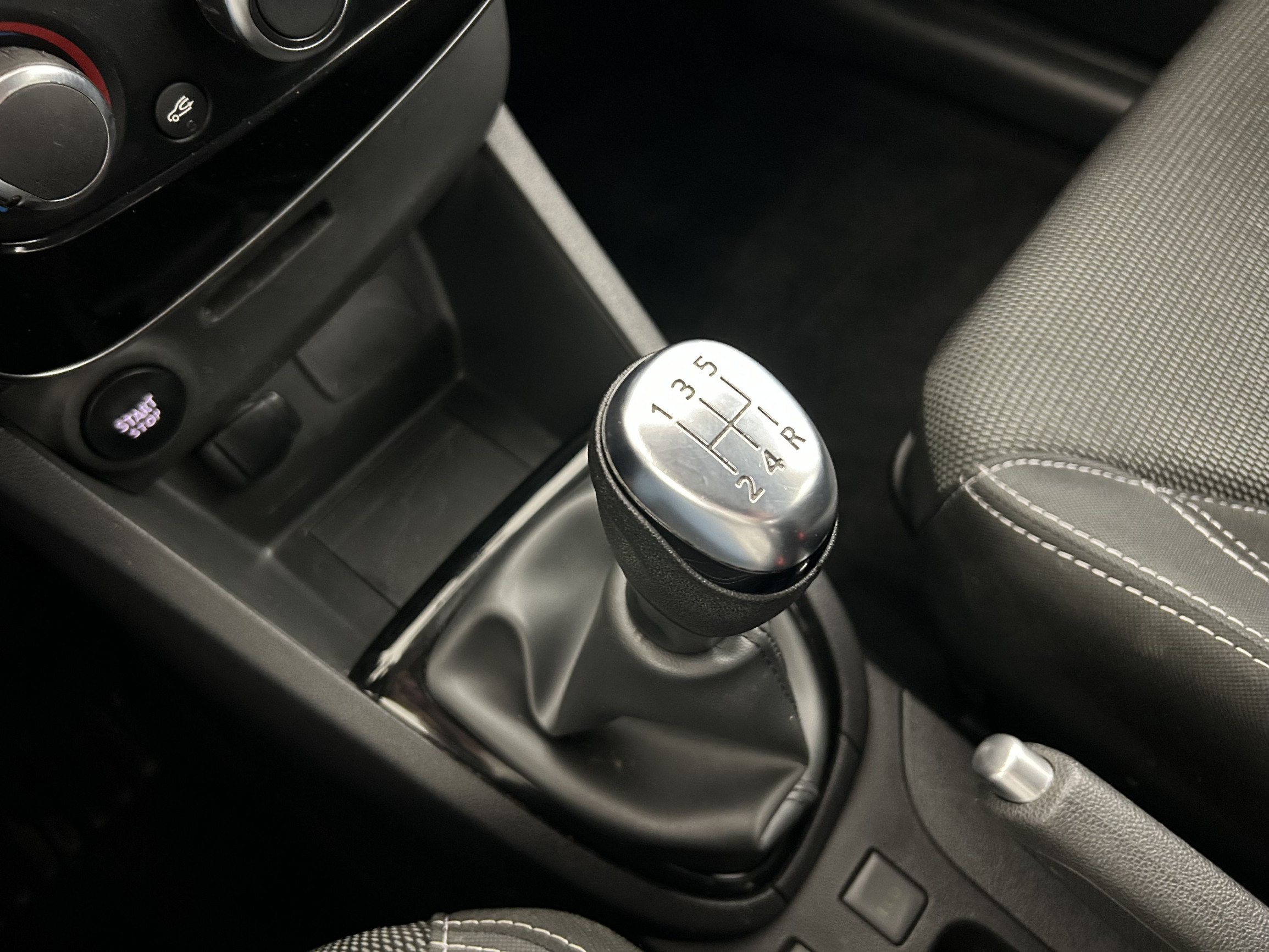 Vente en ligne Renault Clio 4 Clio dCi 75 E6C au prix de 10 390 €