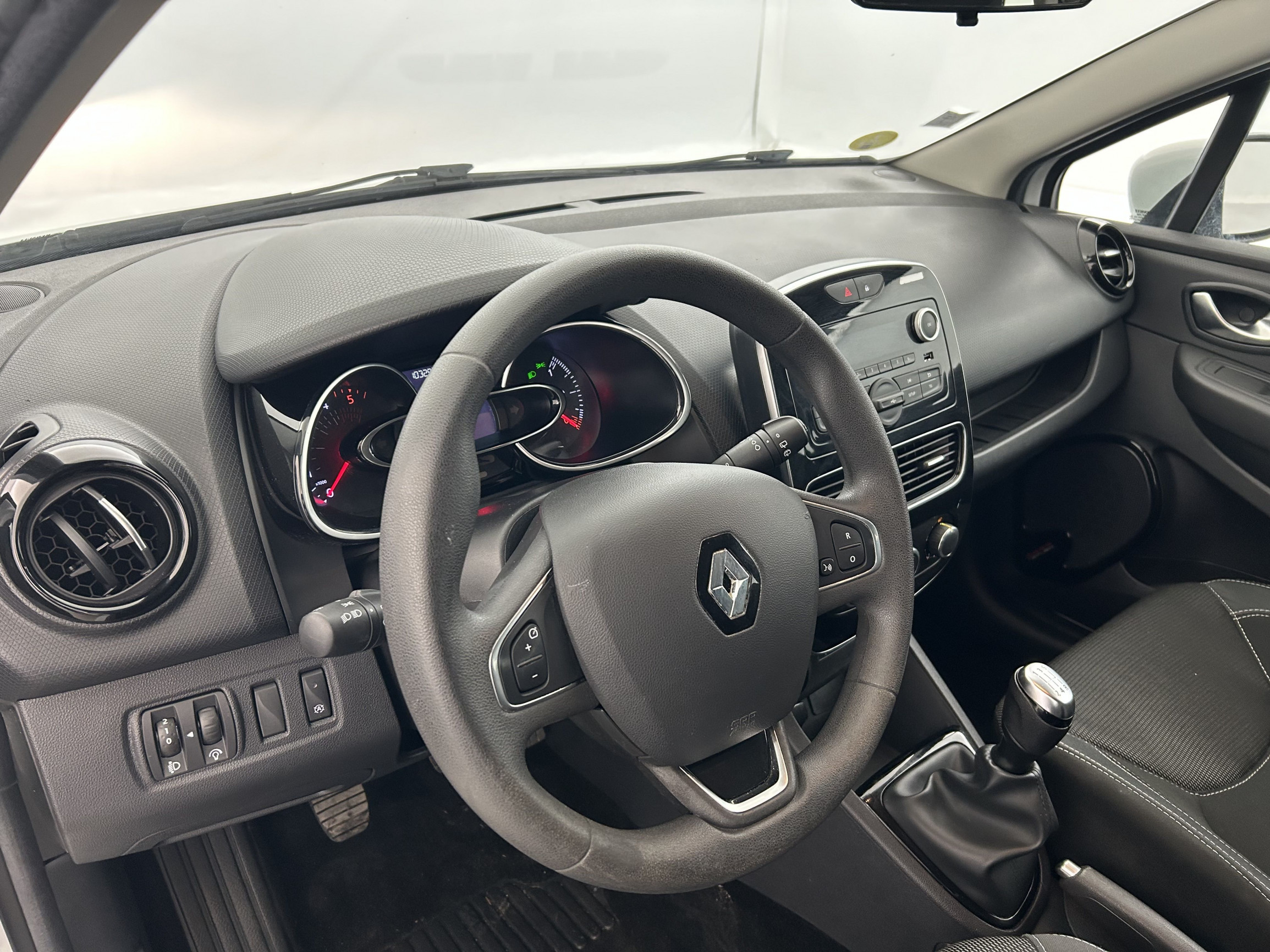 Vente en ligne Renault Clio 4 Clio dCi 75 E6C au prix de 10 390 €