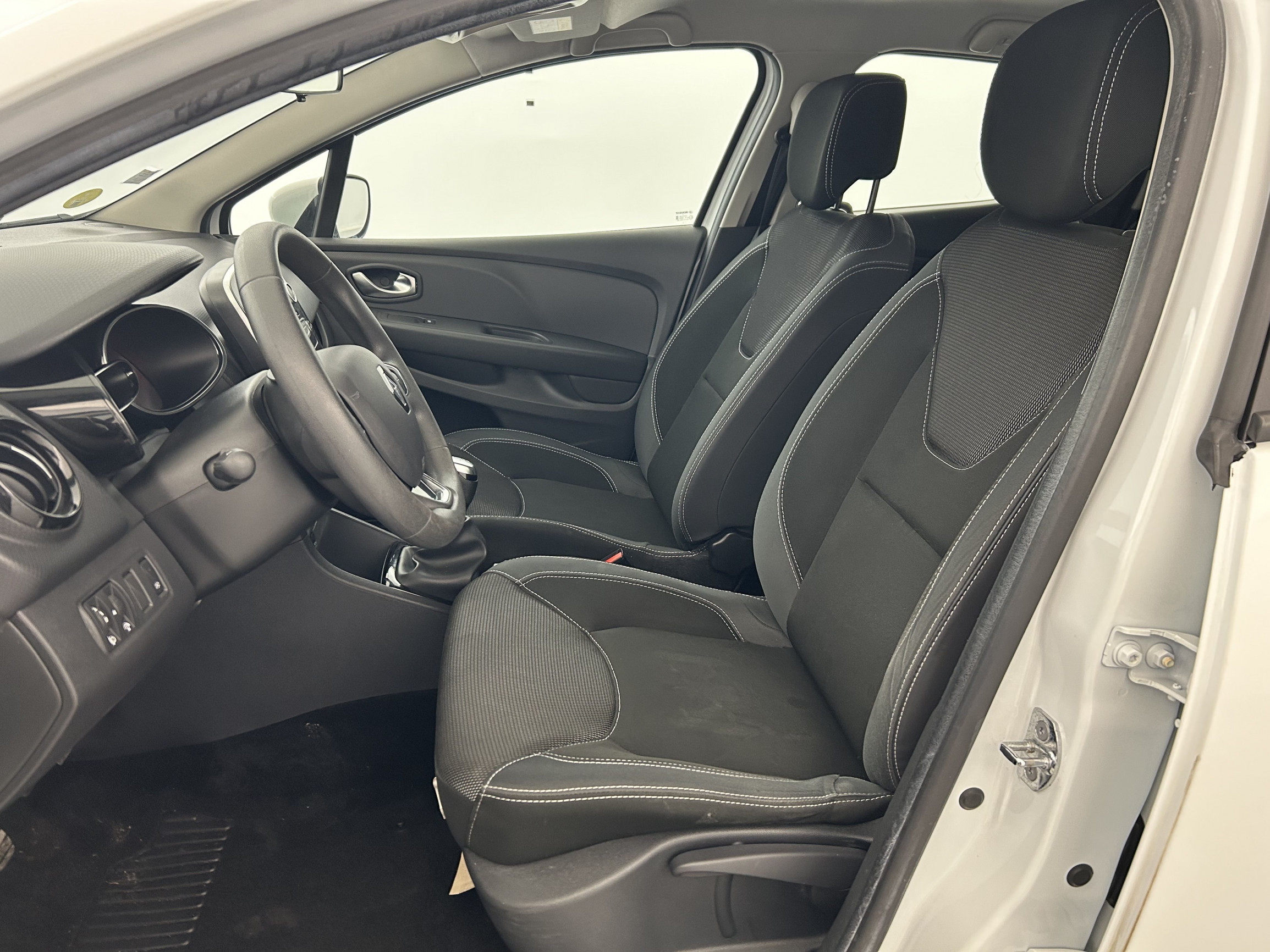 Vente en ligne Renault Clio 4 Clio dCi 75 E6C au prix de 10 390 €