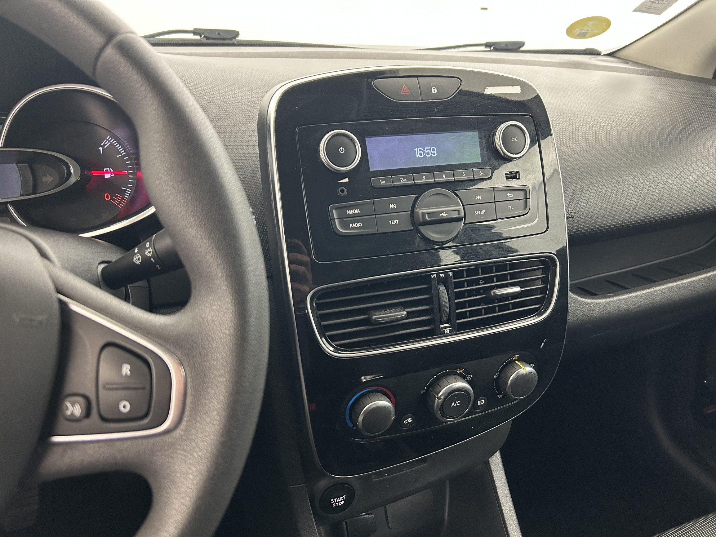 Vente en ligne Renault Clio 4 Clio dCi 75 E6C au prix de 10 390 €