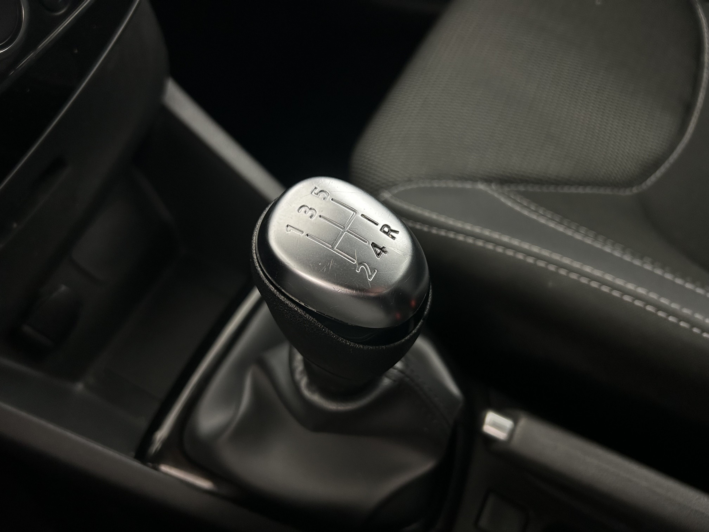 Vente en ligne Renault Clio 4 Clio dCi 75 E6C au prix de 10 390 €