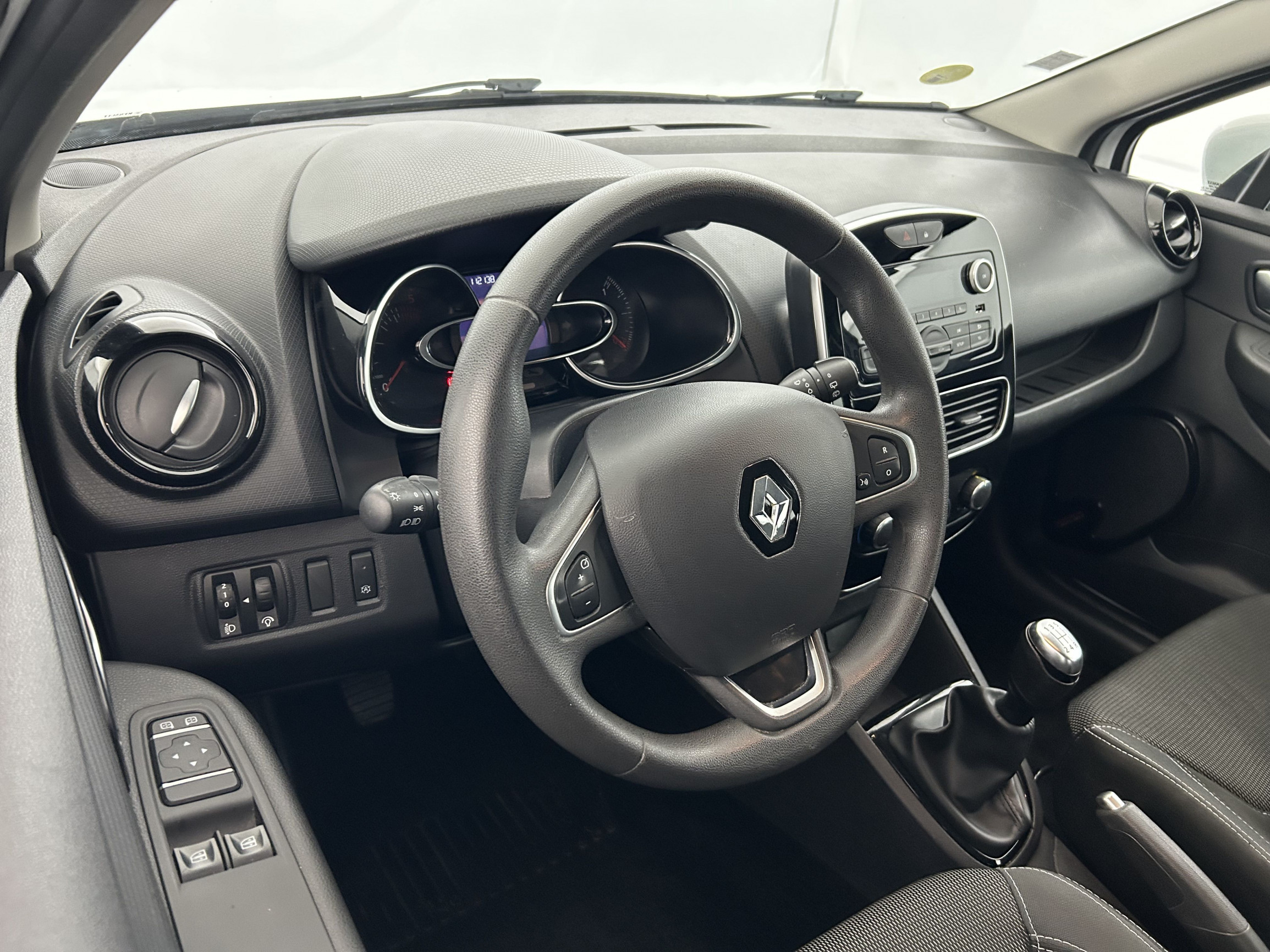 Vente en ligne Renault Clio 4 Clio dCi 75 E6C au prix de 10 390 €