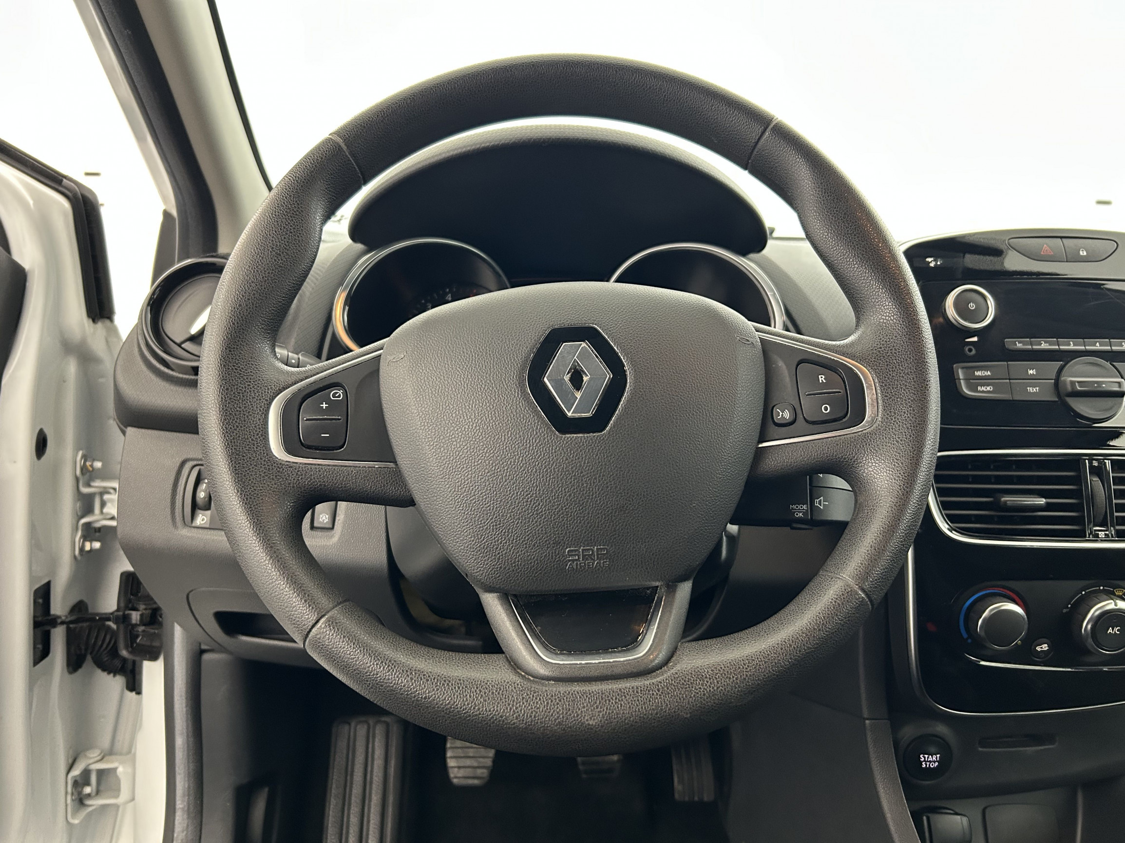 Vente en ligne Renault Clio 4 Clio dCi 75 E6C au prix de 10 390 €