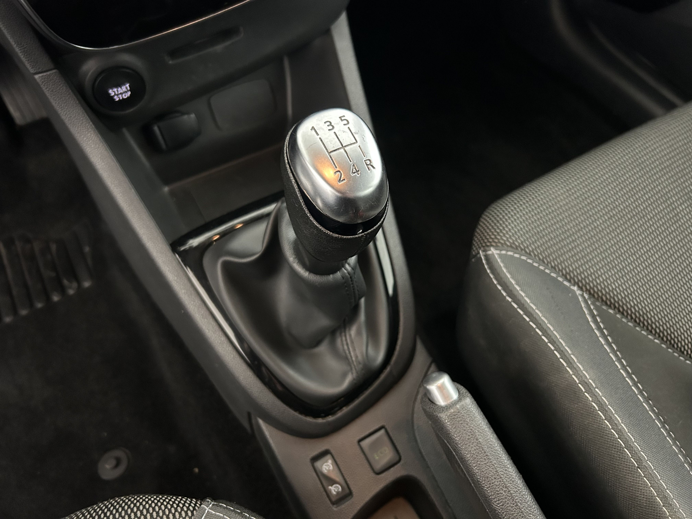 Vente en ligne Renault Clio 4 Clio dCi 75 E6C au prix de 10 390 €