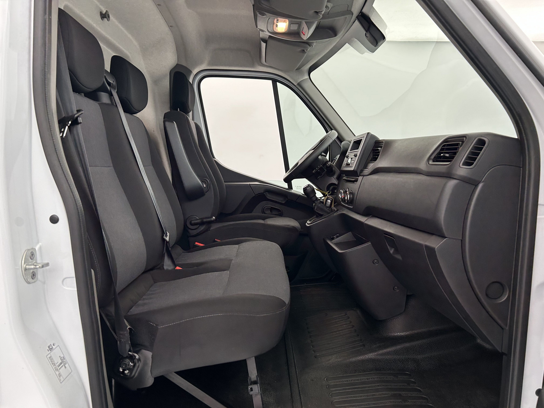 Vente en ligne Renault Master Fourgon MASTER FGN TRAC F3500 L2H2 BLUE DCI 135 au prix de 21 990 €