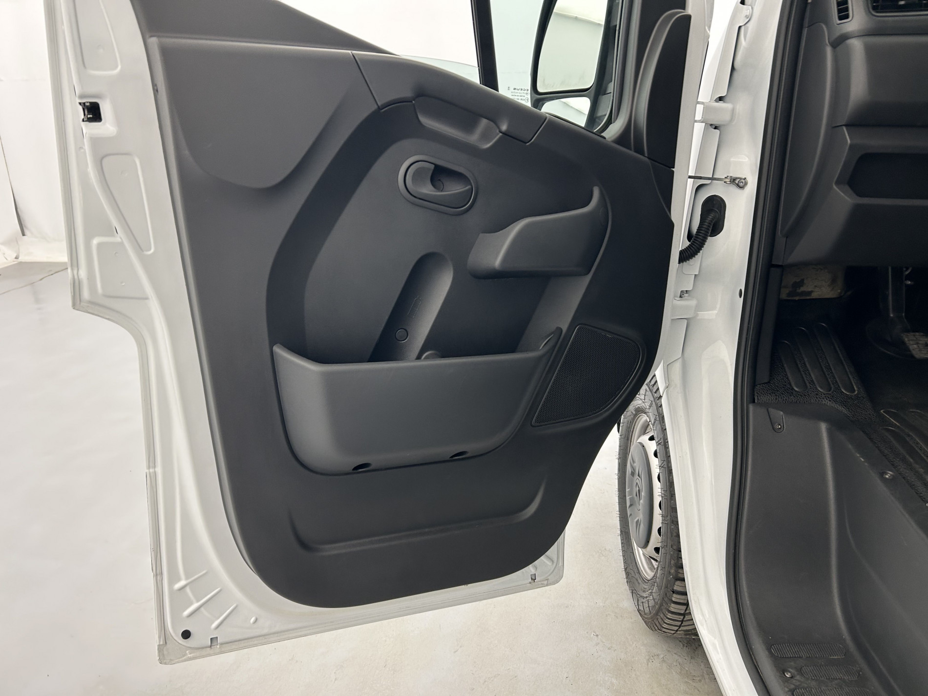 Vente en ligne Renault Master Fourgon MASTER FGN TRAC F3500 L2H2 BLUE DCI 135 au prix de 21 990 €