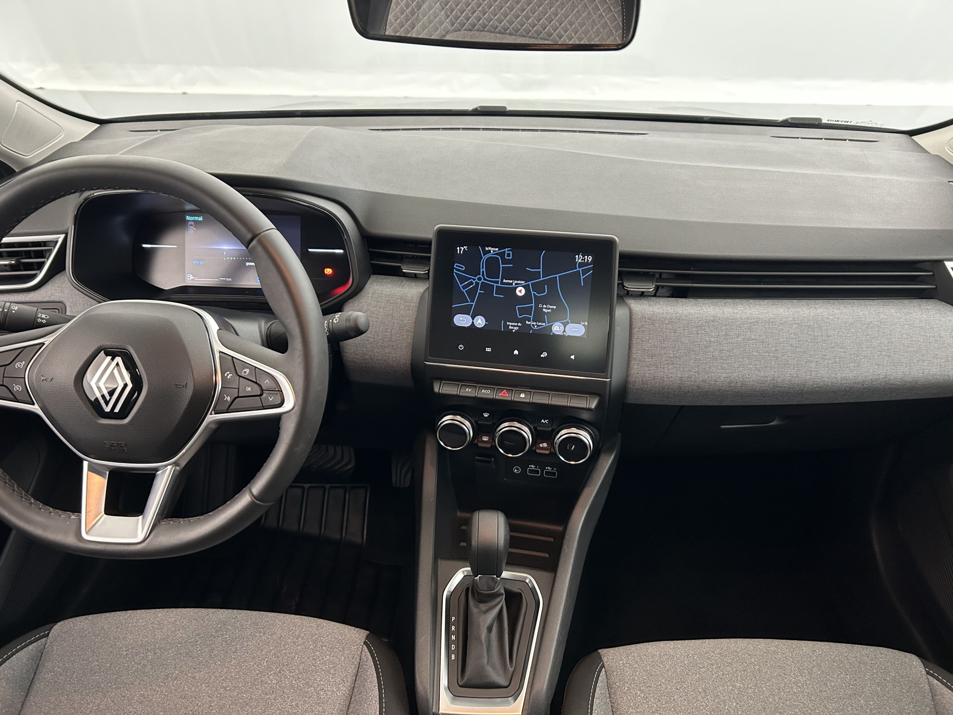 Vente en ligne Renault Clio 5 Clio E-Tech full hybrid 145 au prix de 17 990 €