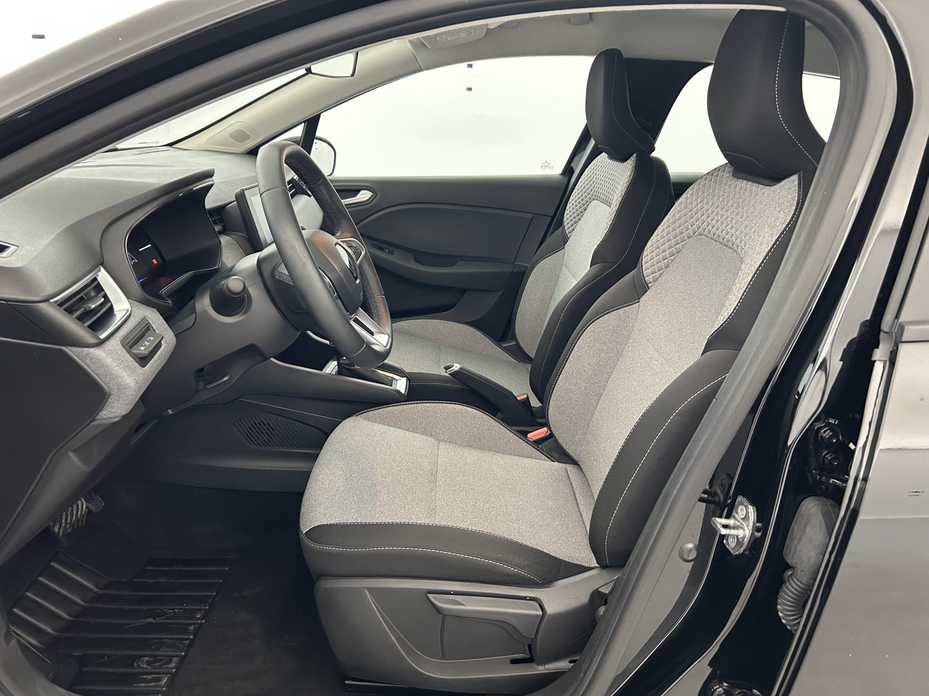 Vente en ligne Renault Clio 5 Clio E-Tech full hybrid 145 au prix de 17 990 €
