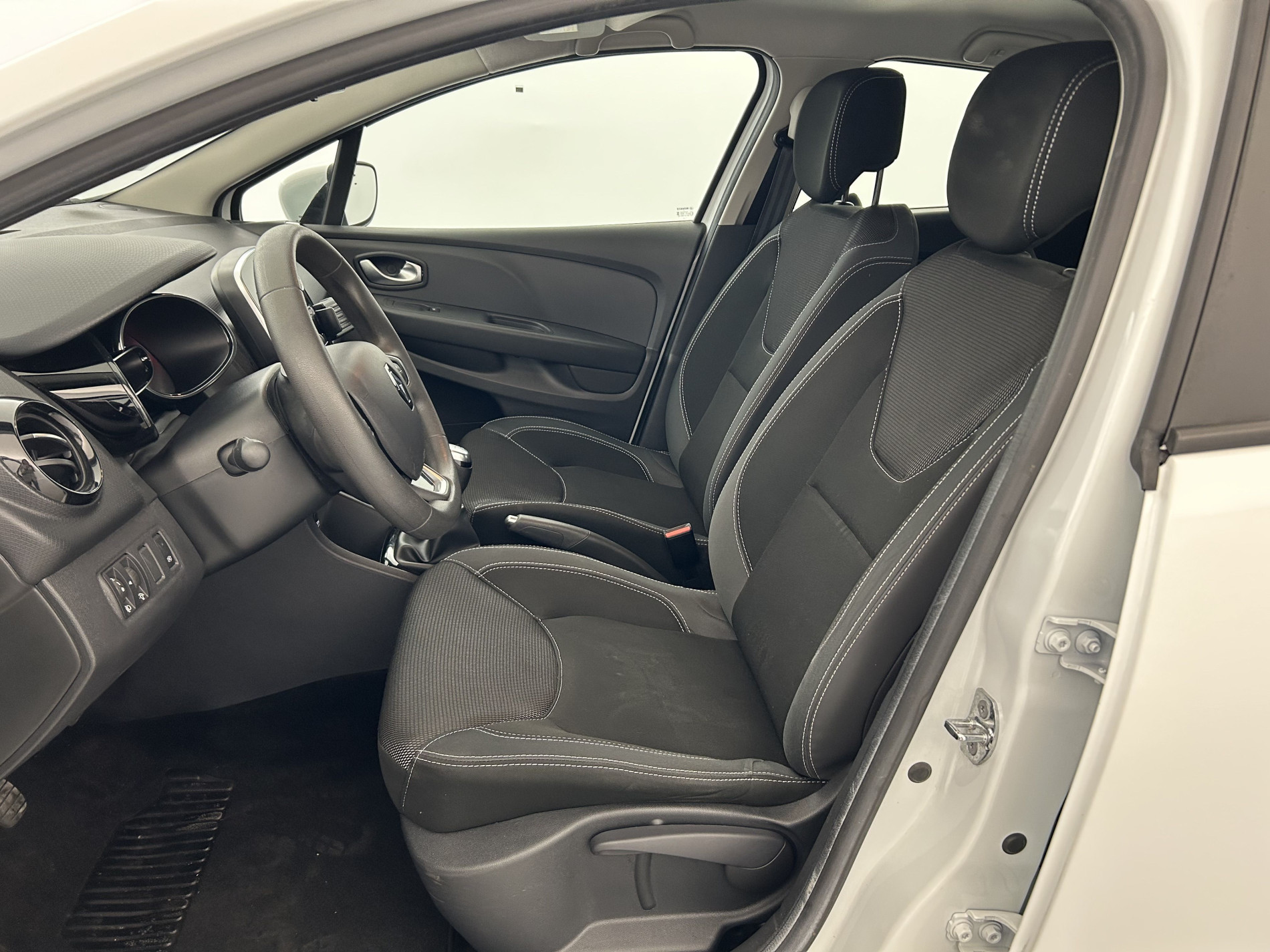 Vente en ligne Renault Clio 4 Clio dCi 75 E6C au prix de 10 290 €