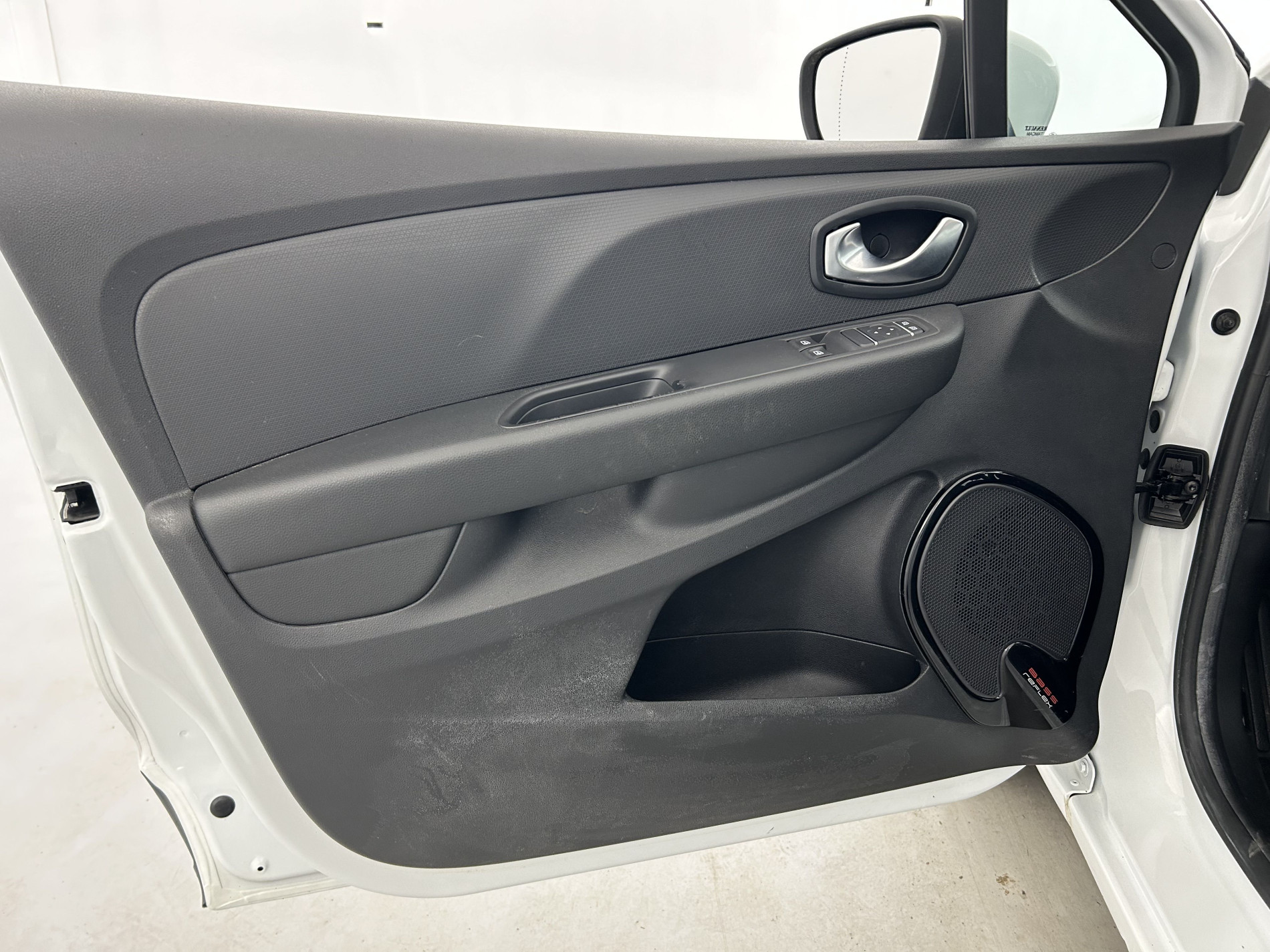 Vente en ligne Renault Clio 4 Clio dCi 75 E6C au prix de 10 290 €