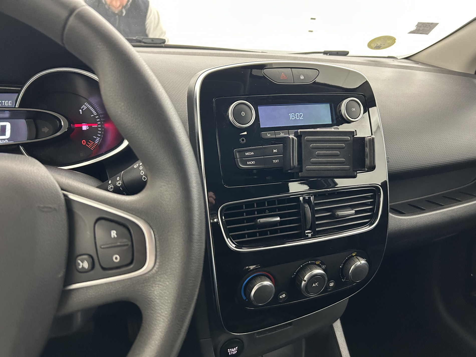 Vente en ligne Renault Clio 4 Clio dCi 75 E6C au prix de 10 290 €