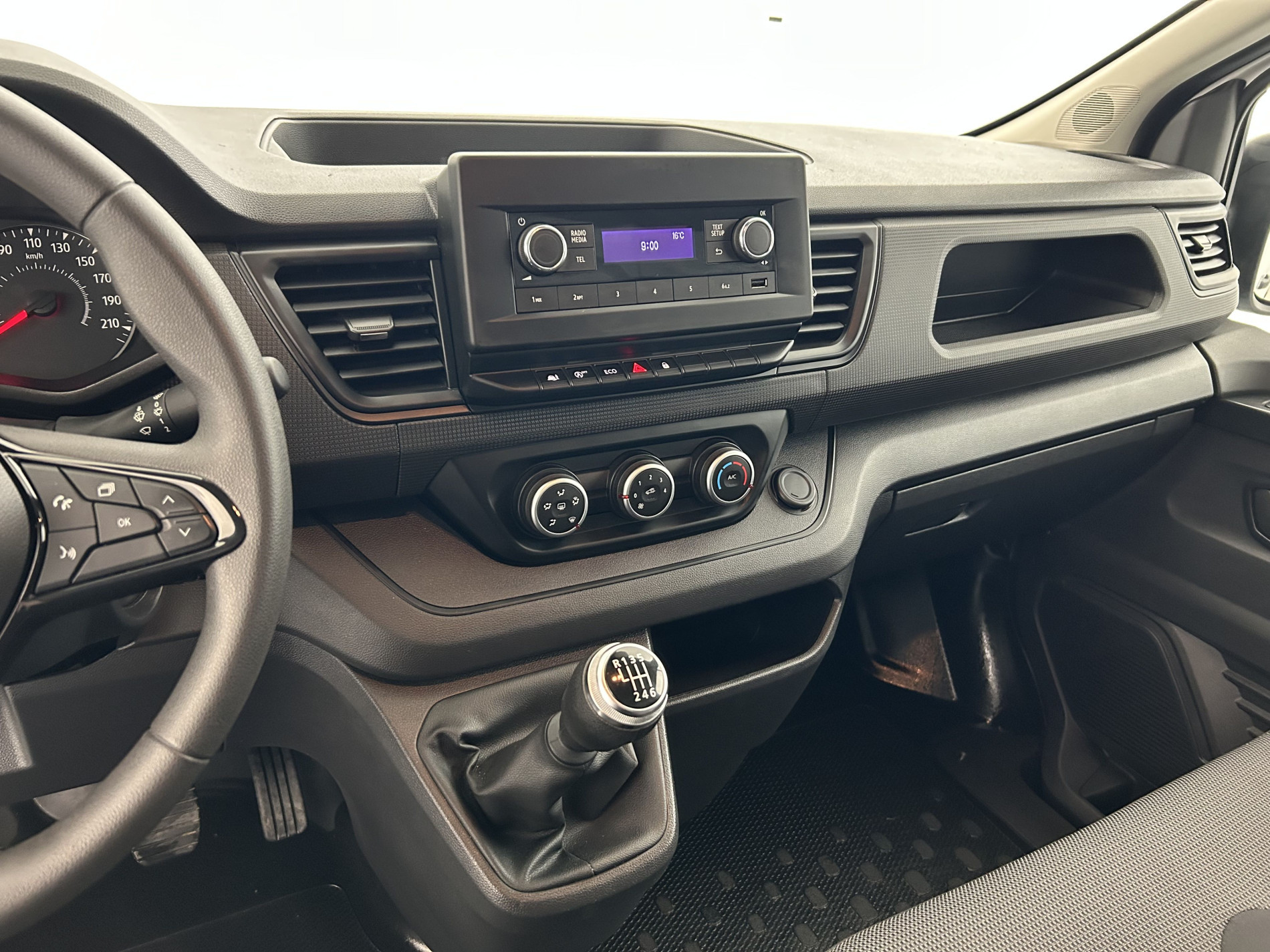 Vente en ligne Renault Trafic 3 Fourgon TRAFIC FGN L2H1 3000 KG BLUE DCI 130 au prix de 23 290 €