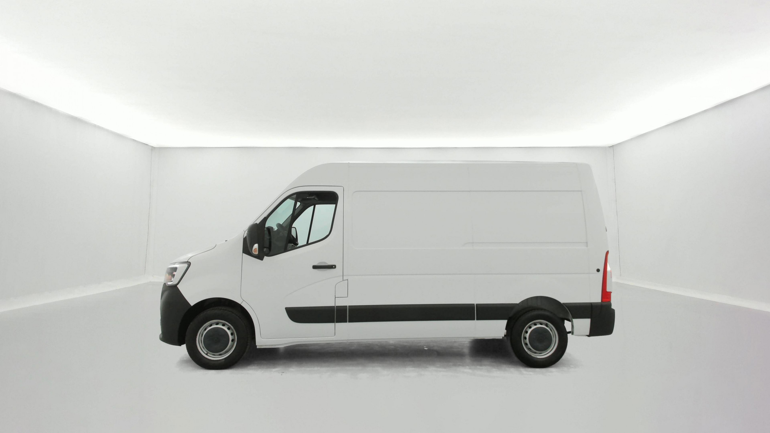 Vente en ligne Renault Master Fourgon MASTER FGN TRAC F3500 L2H2 DCI 135 au prix de 22 990 €