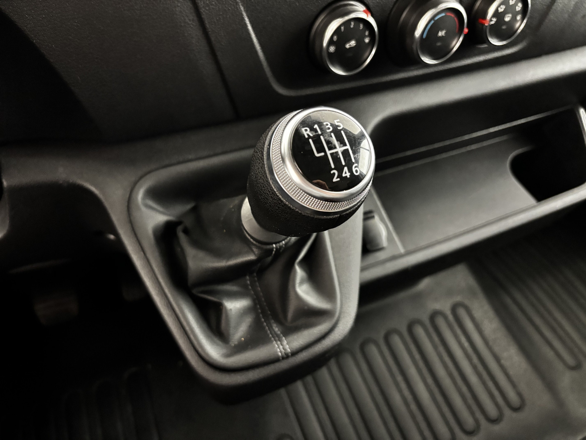 Vente en ligne Renault Master Fourgon MASTER FGN TRAC F3500 L2H2 DCI 135 au prix de 22 990 €