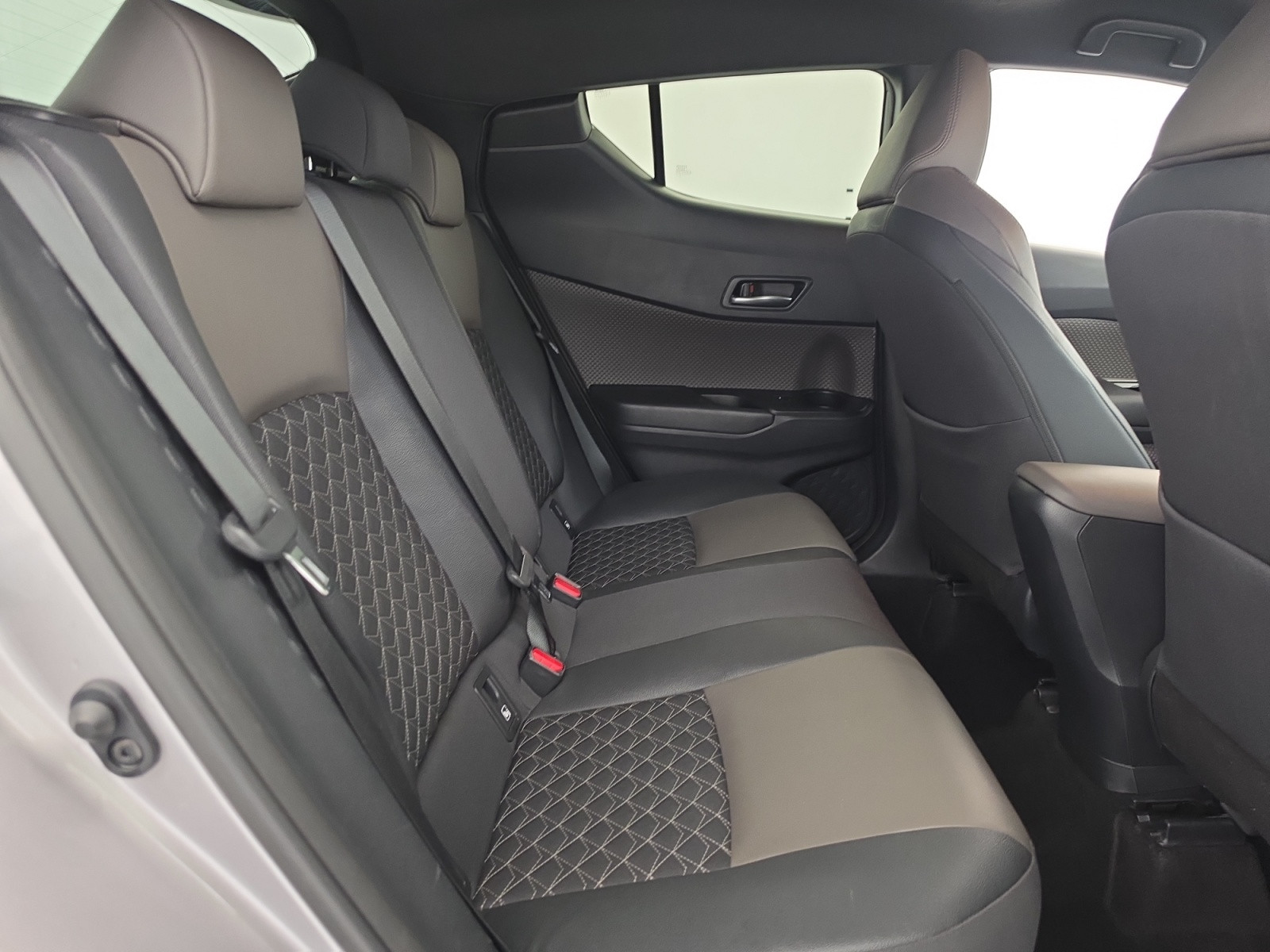 Vente en ligne Toyota C-HR C-HR Hybride 2.0L au prix de 19 990 €