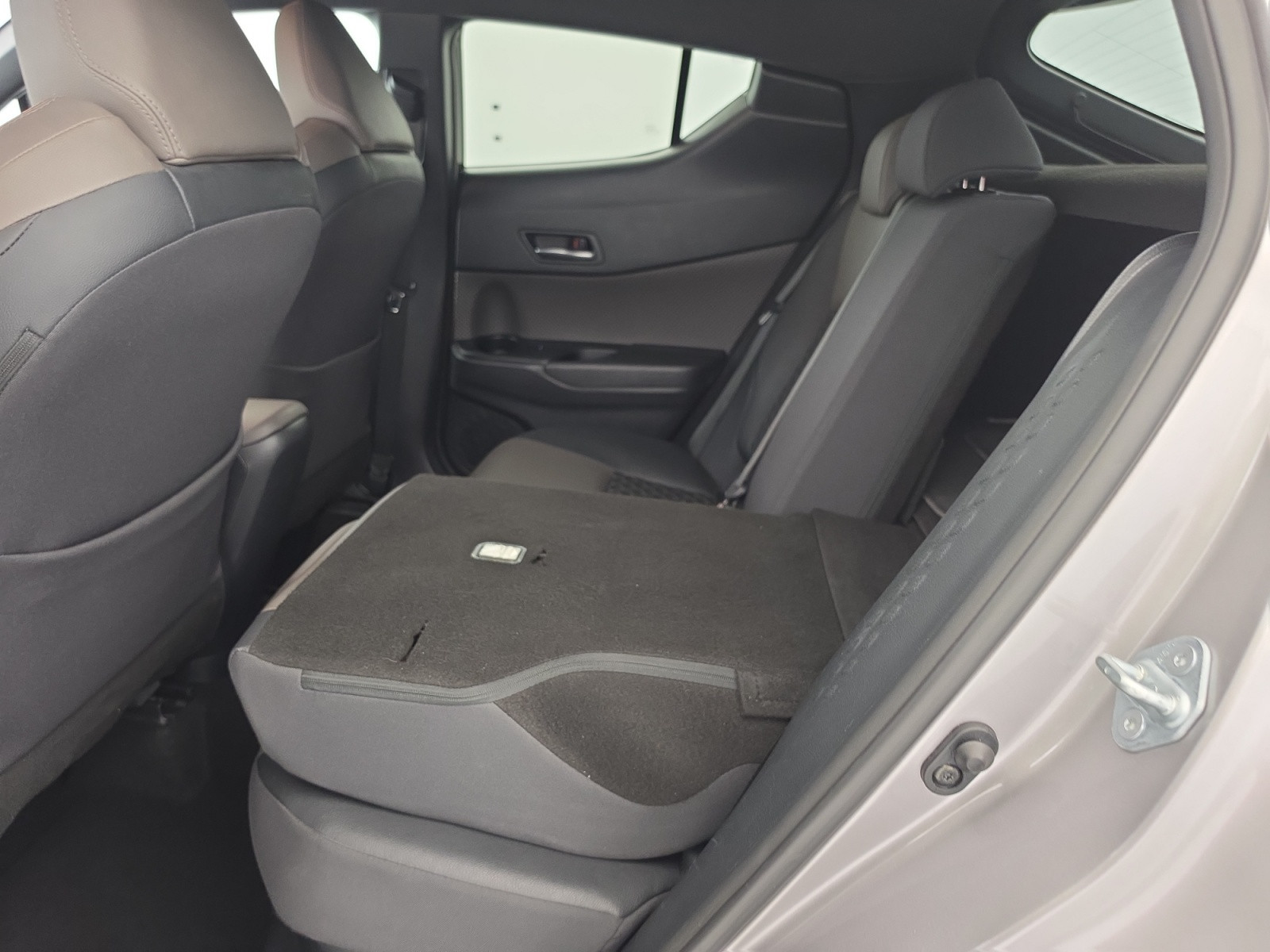 Vente en ligne Toyota C-HR C-HR Hybride 2.0L au prix de 19 990 €
