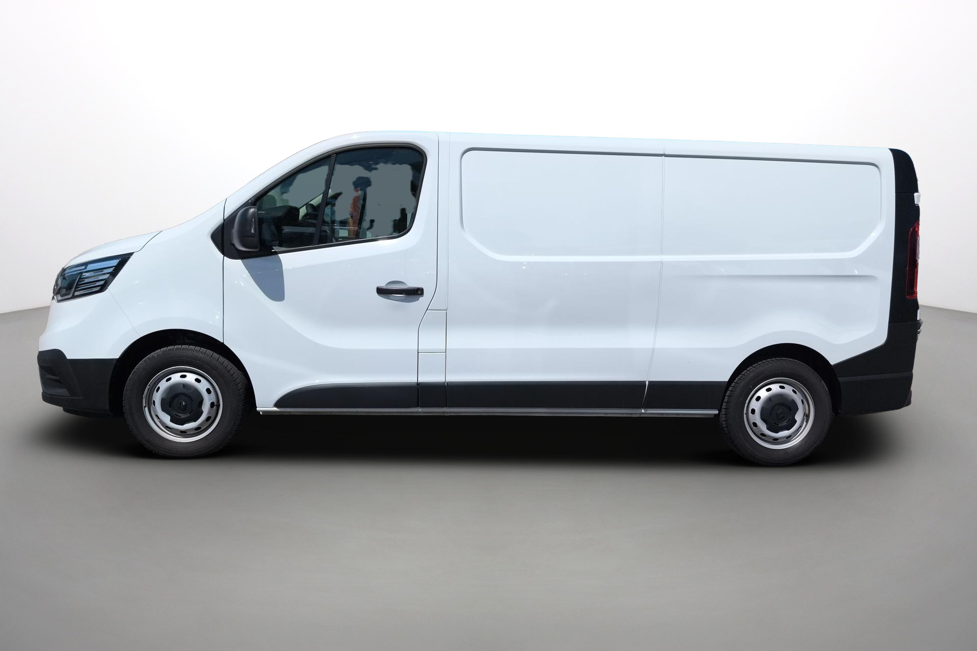 Vente en ligne Renault Trafic 3 Fourgon TRAFIC FGN L2H1 3000 KG BLUE DCI 130 au prix de 23 990 €