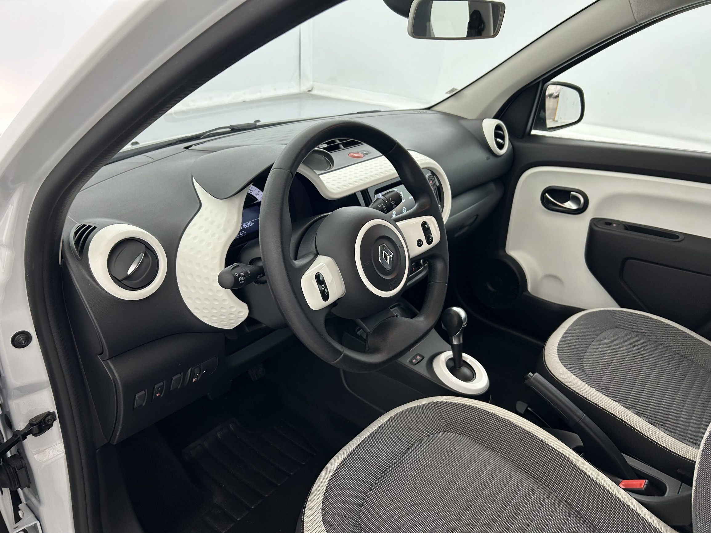 Vente en ligne Renault Twingo Electrique Twingo III E-Tech au prix de 11 290 €