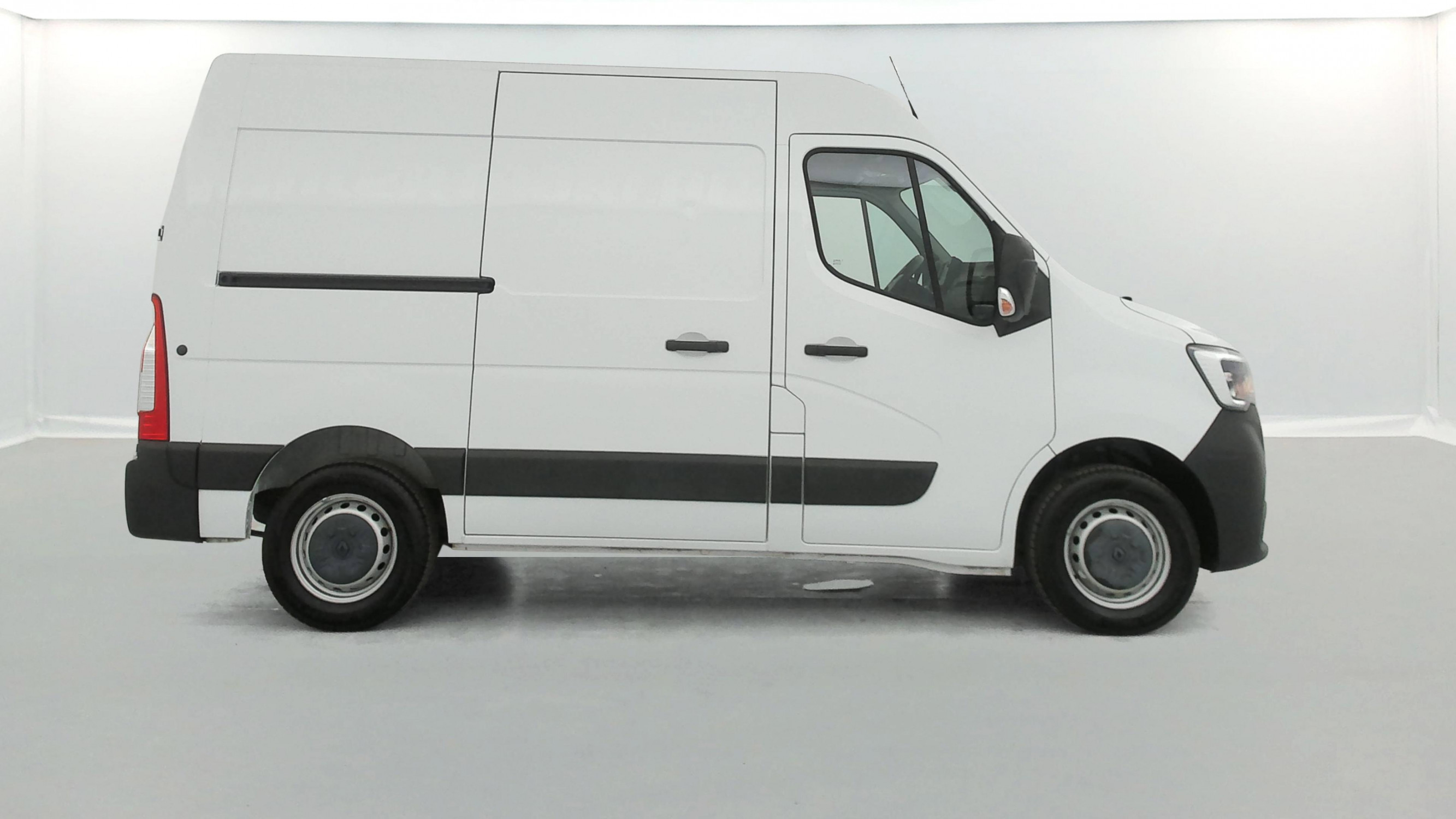 Vente en ligne Renault Master Fourgon MASTER FGN TRAC F3300 L1H2 BLUE DCI 135 au prix de 20 990 €