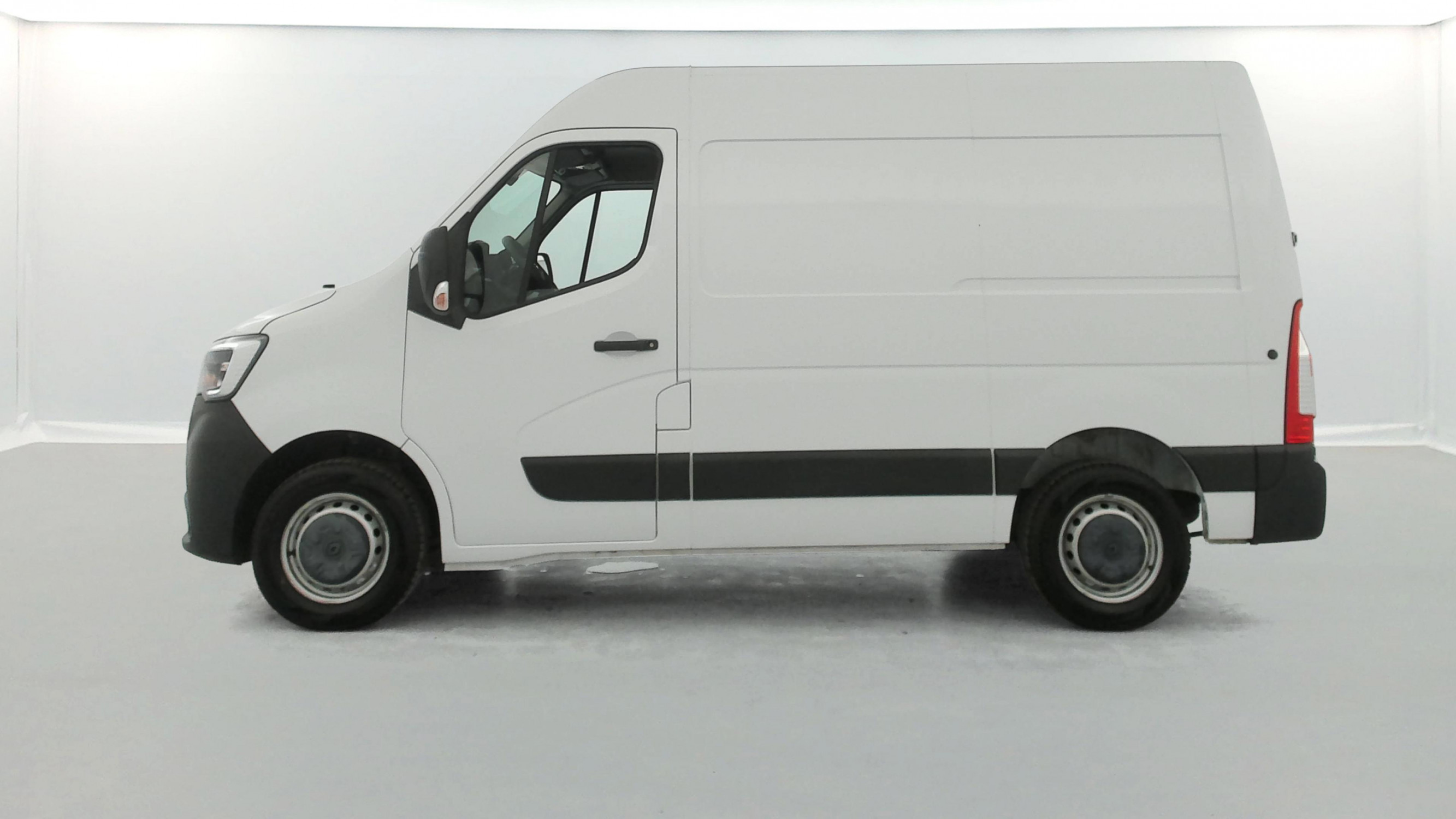 Vente en ligne Renault Master Fourgon MASTER FGN TRAC F3300 L1H2 BLUE DCI 135 au prix de 20 990 €