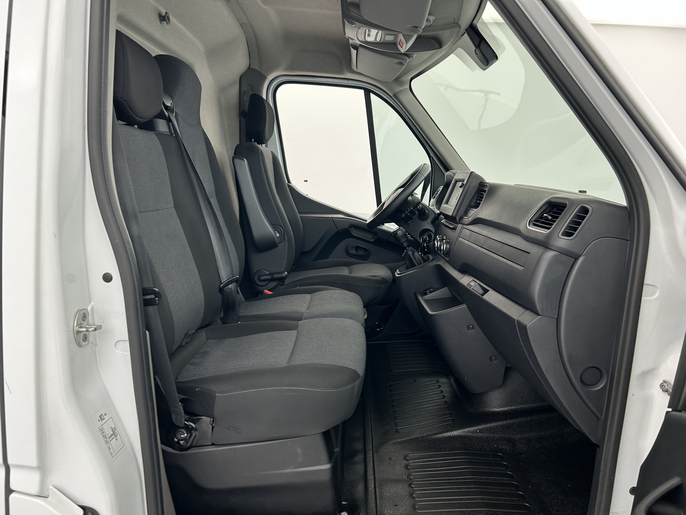 Vente en ligne Renault Master Fourgon MASTER FGN TRAC F3300 L1H2 BLUE DCI 135 au prix de 20 990 €