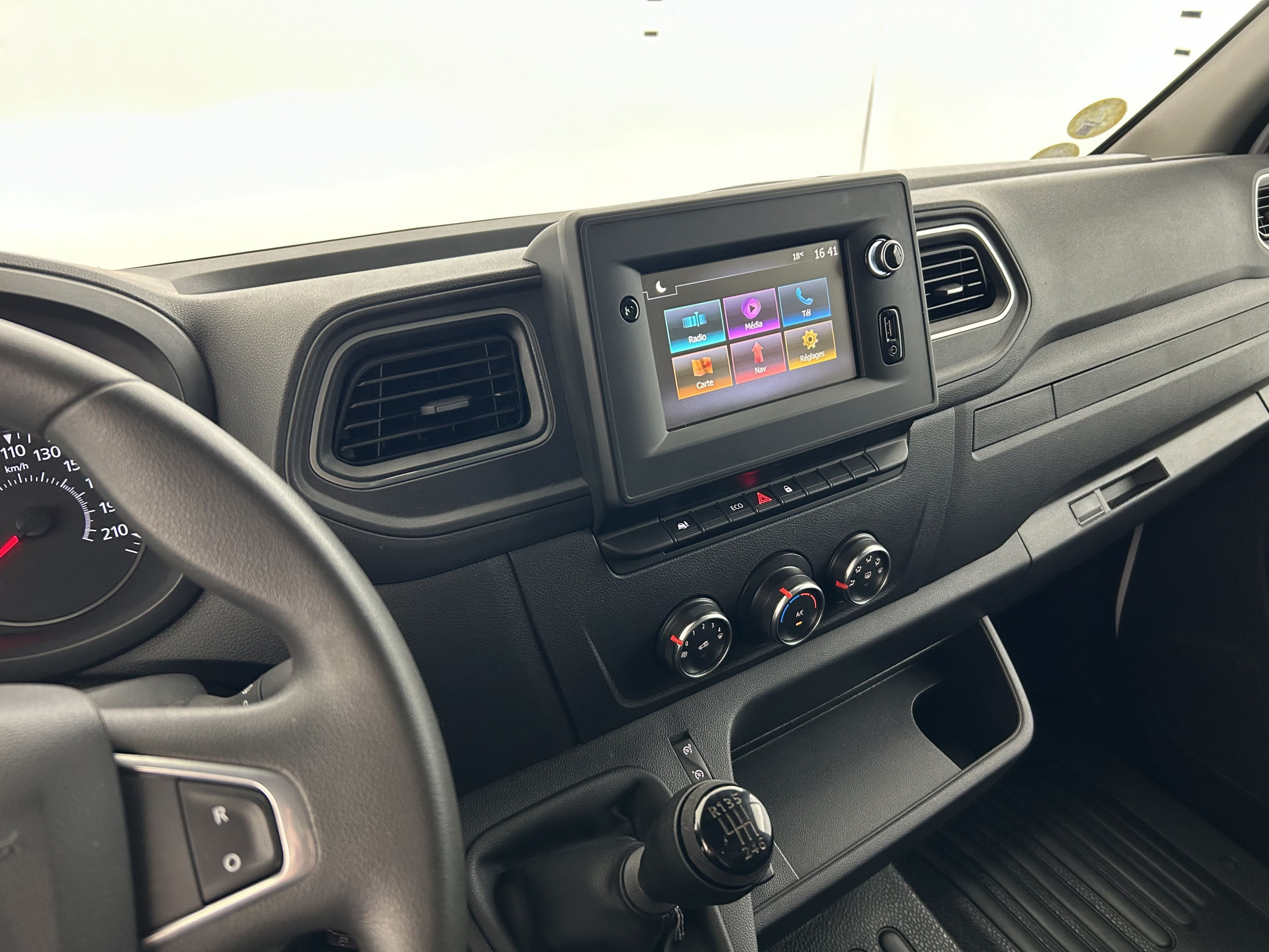 Vente en ligne Renault Master Fourgon MASTER FGN TRAC F3300 L1H2 BLUE DCI 135 au prix de 20 990 €