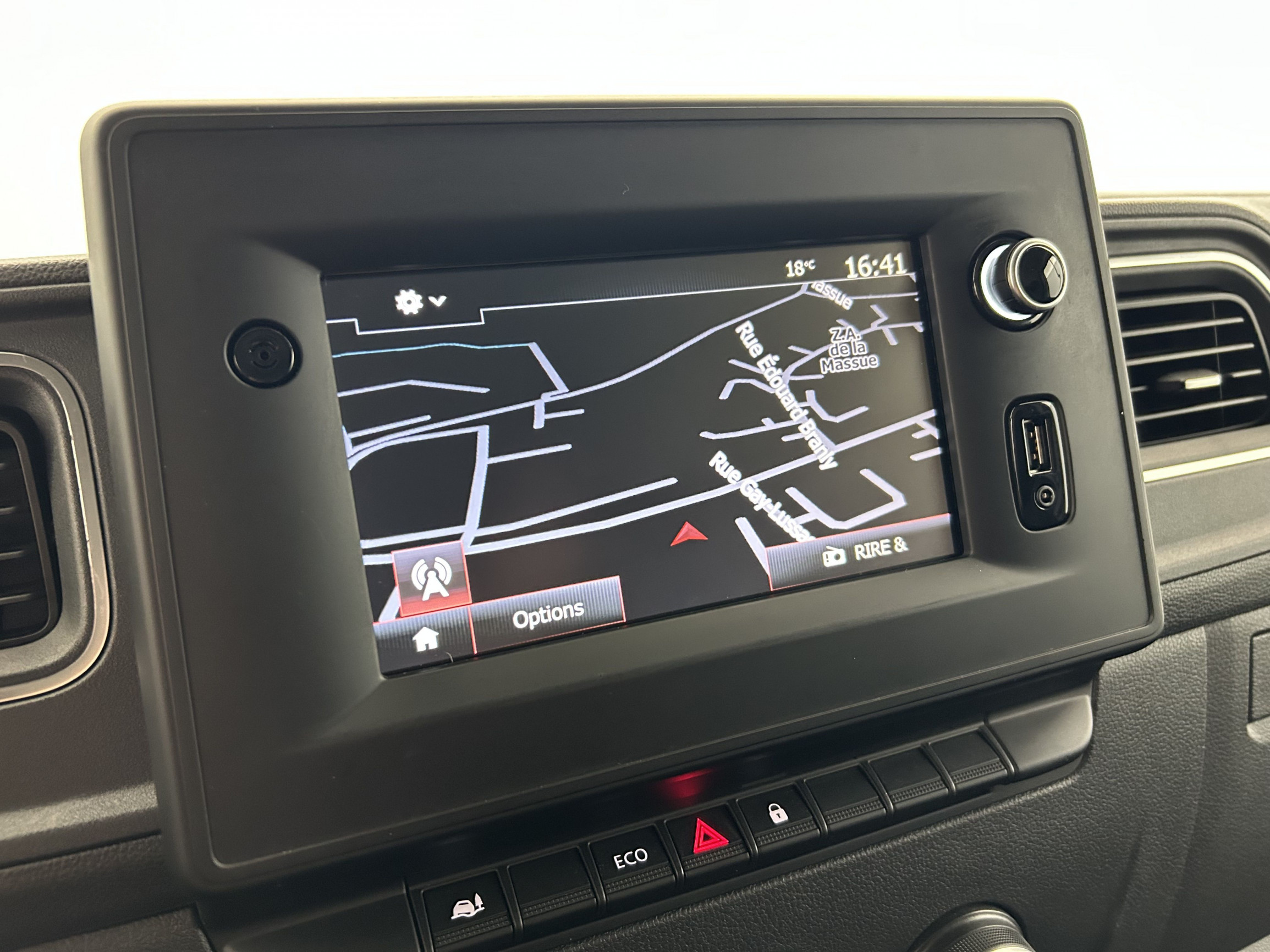 Vente en ligne Renault Master Fourgon MASTER FGN TRAC F3300 L1H2 BLUE DCI 135 au prix de 20 990 €