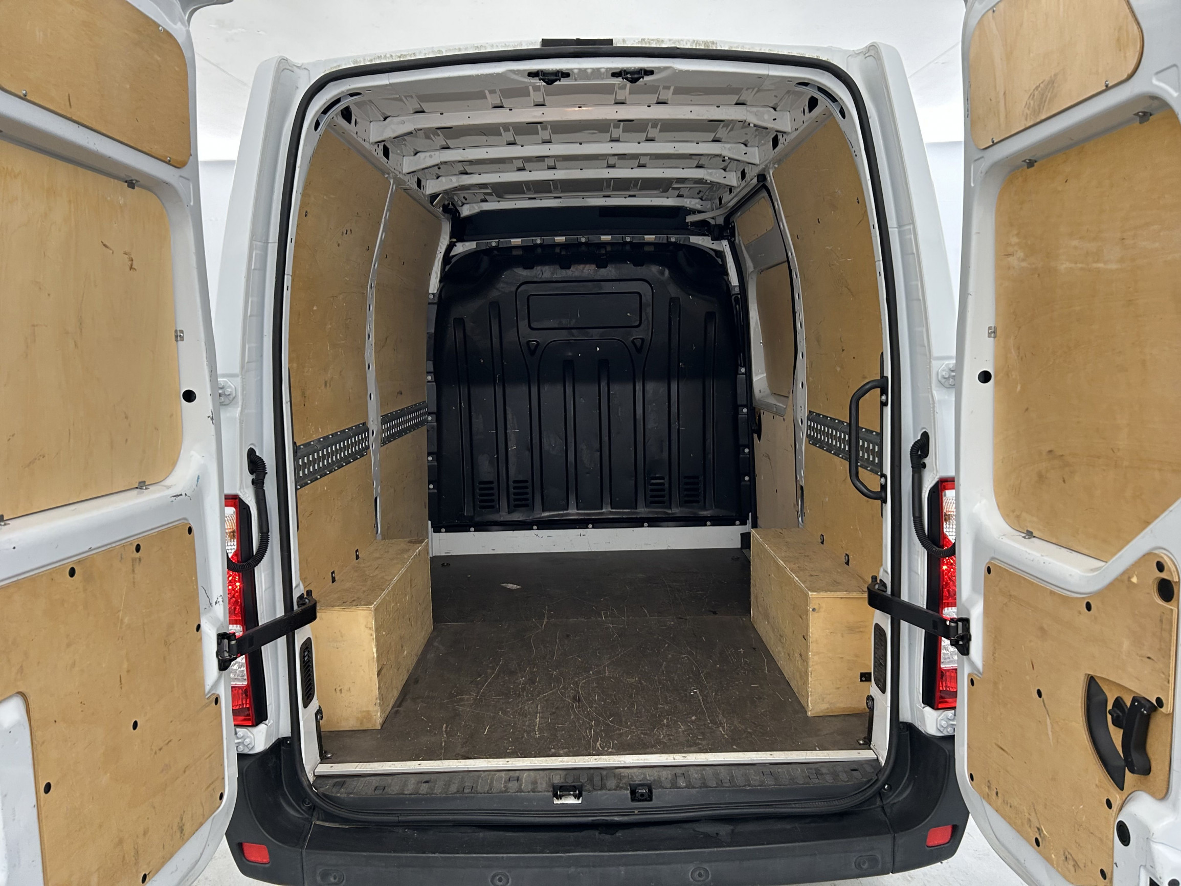 Vente en ligne Renault Master Fourgon MASTER FGN TRAC F3300 L1H2 BLUE DCI 135 au prix de 20 990 €