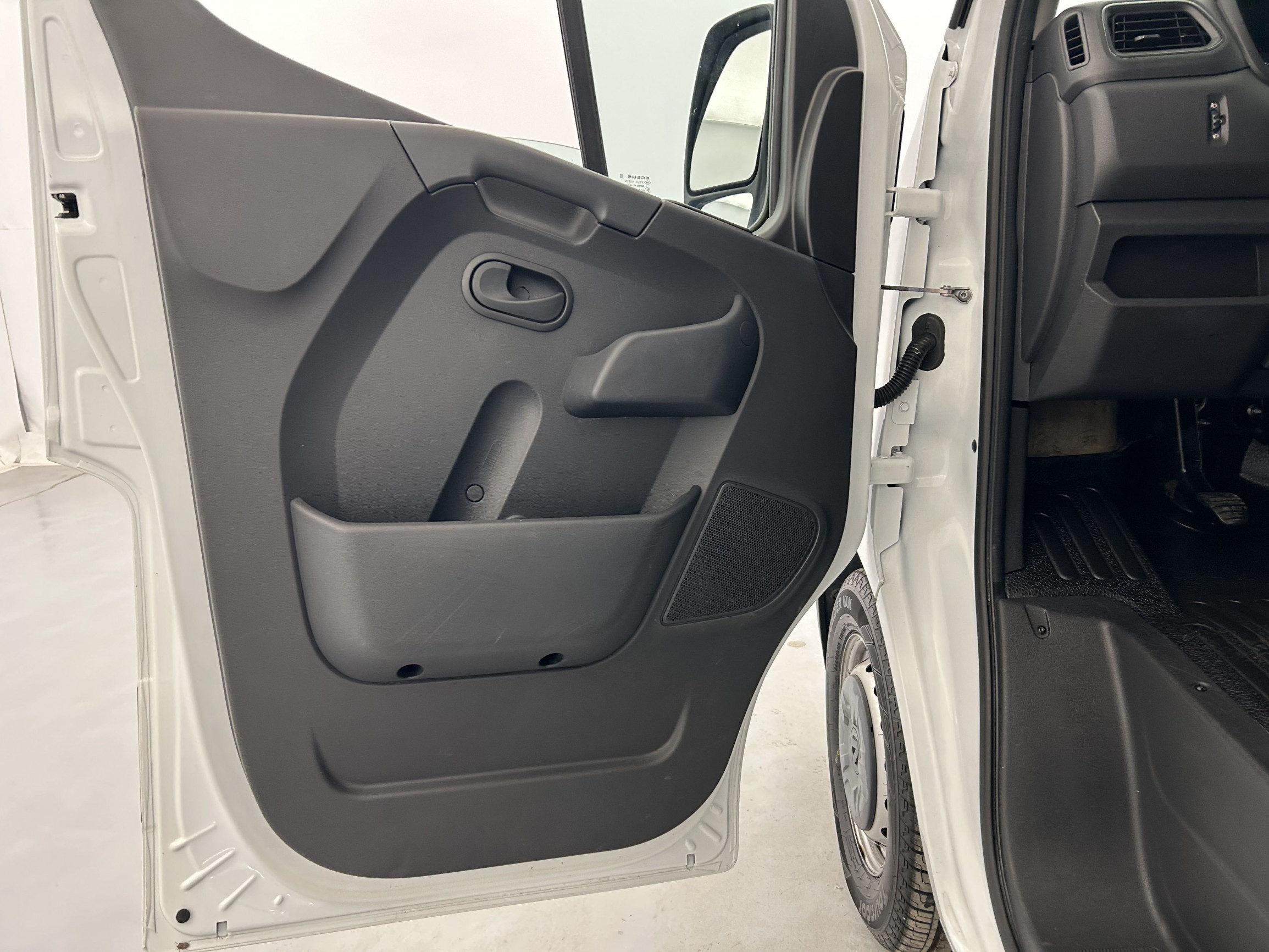 Vente en ligne Renault Master Fourgon MASTER FGN TRAC F3300 L1H2 BLUE DCI 135 au prix de 20 990 €