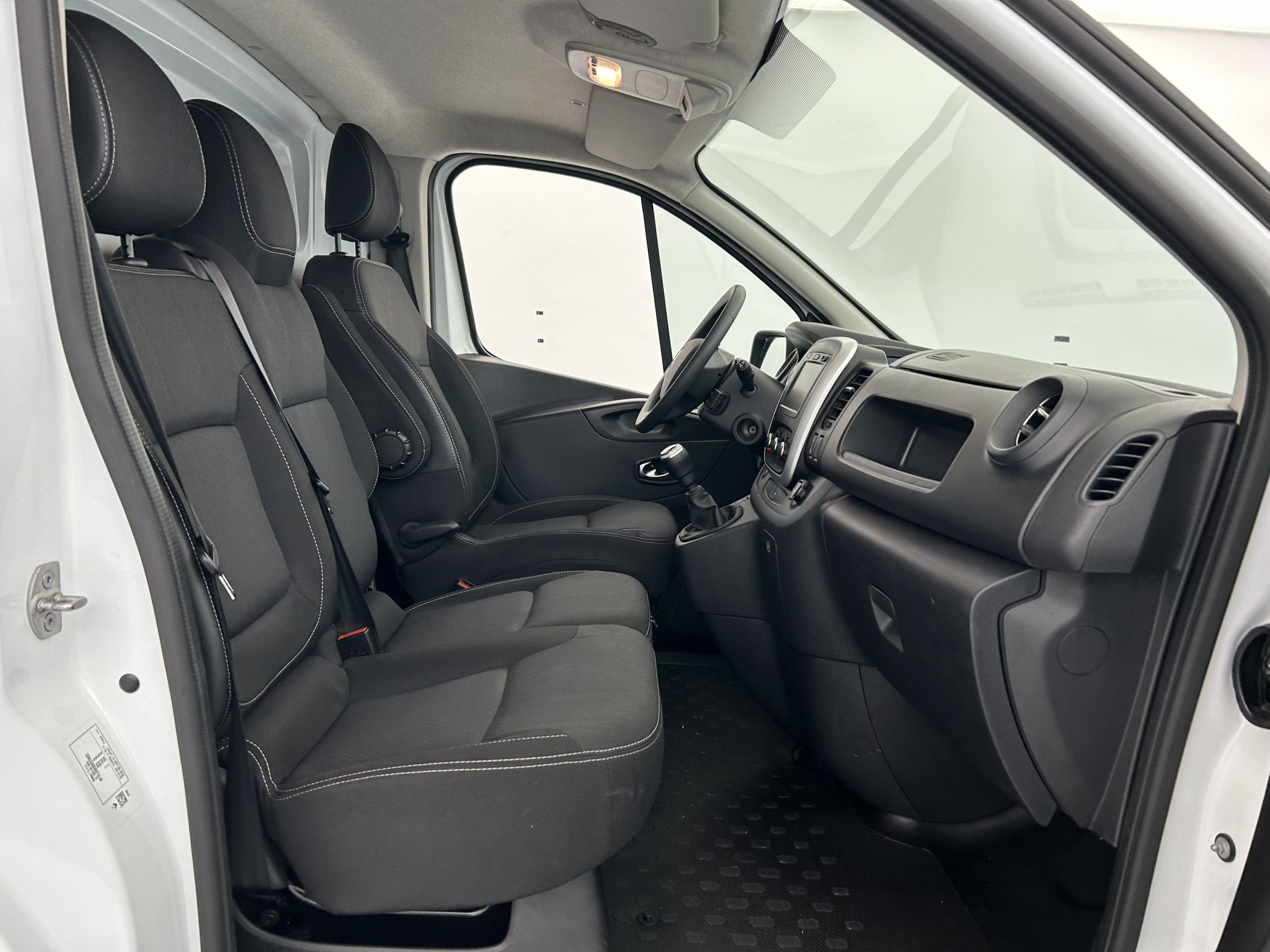 Vente en ligne Renault Trafic 3 Fourgon TRAFIC FGN L2H2 1200 KG DCI 145 ENERGY au prix de 23 870 €