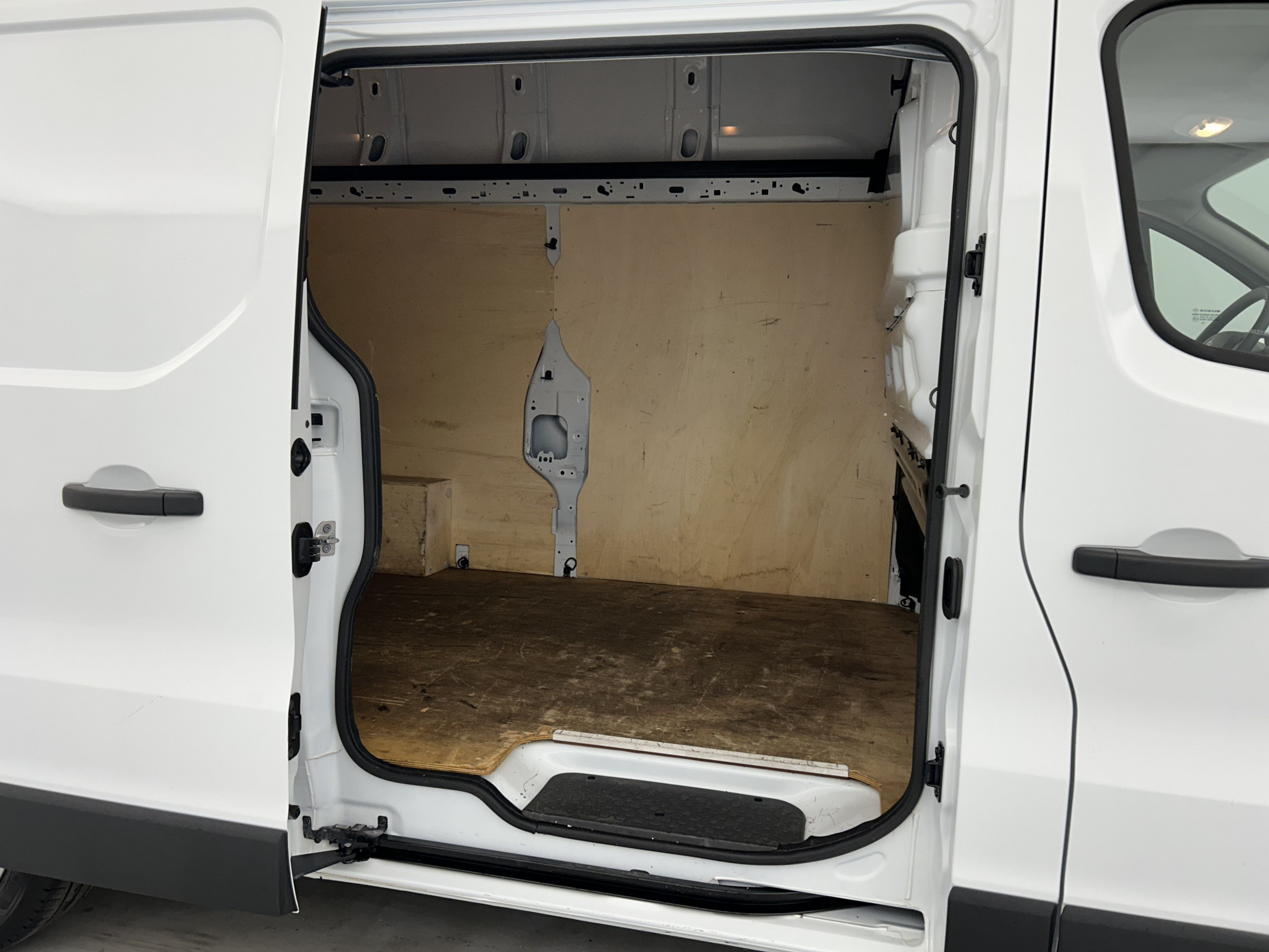 Vente en ligne Renault Trafic 3 Fourgon TRAFIC FGN L2H2 1200 KG DCI 145 ENERGY au prix de 23 870 €