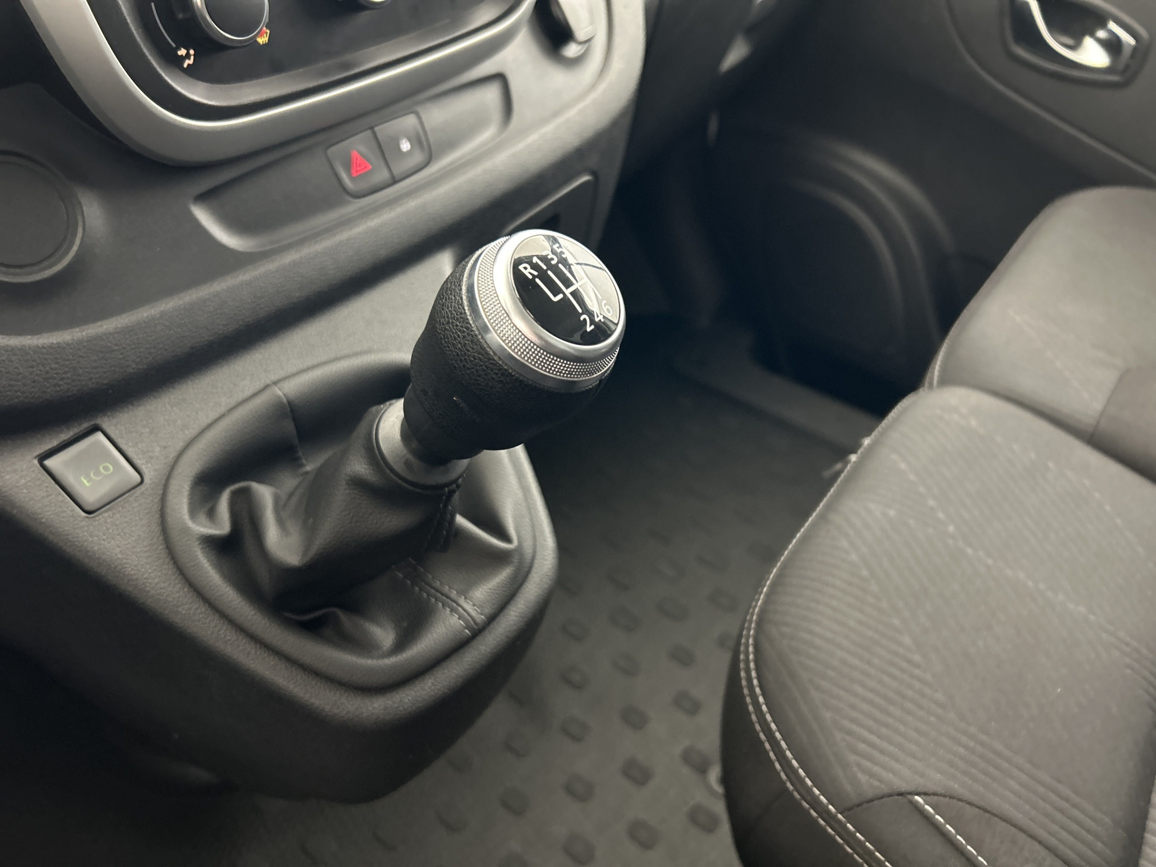 Vente en ligne Renault Trafic 3 Fourgon TRAFIC FGN L2H2 1200 KG DCI 145 ENERGY au prix de 23 870 €