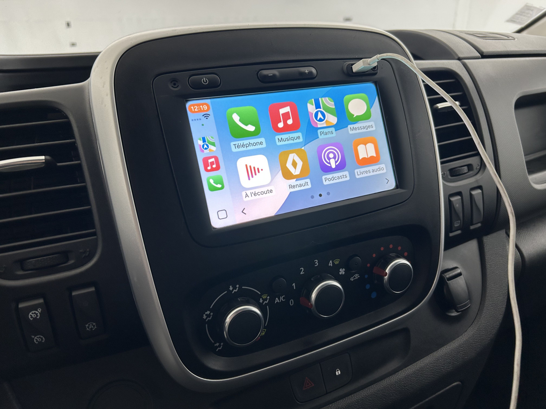 Vente en ligne Renault Trafic 3 Fourgon TRAFIC FGN L2H2 1200 KG DCI 145 ENERGY au prix de 23 870 €