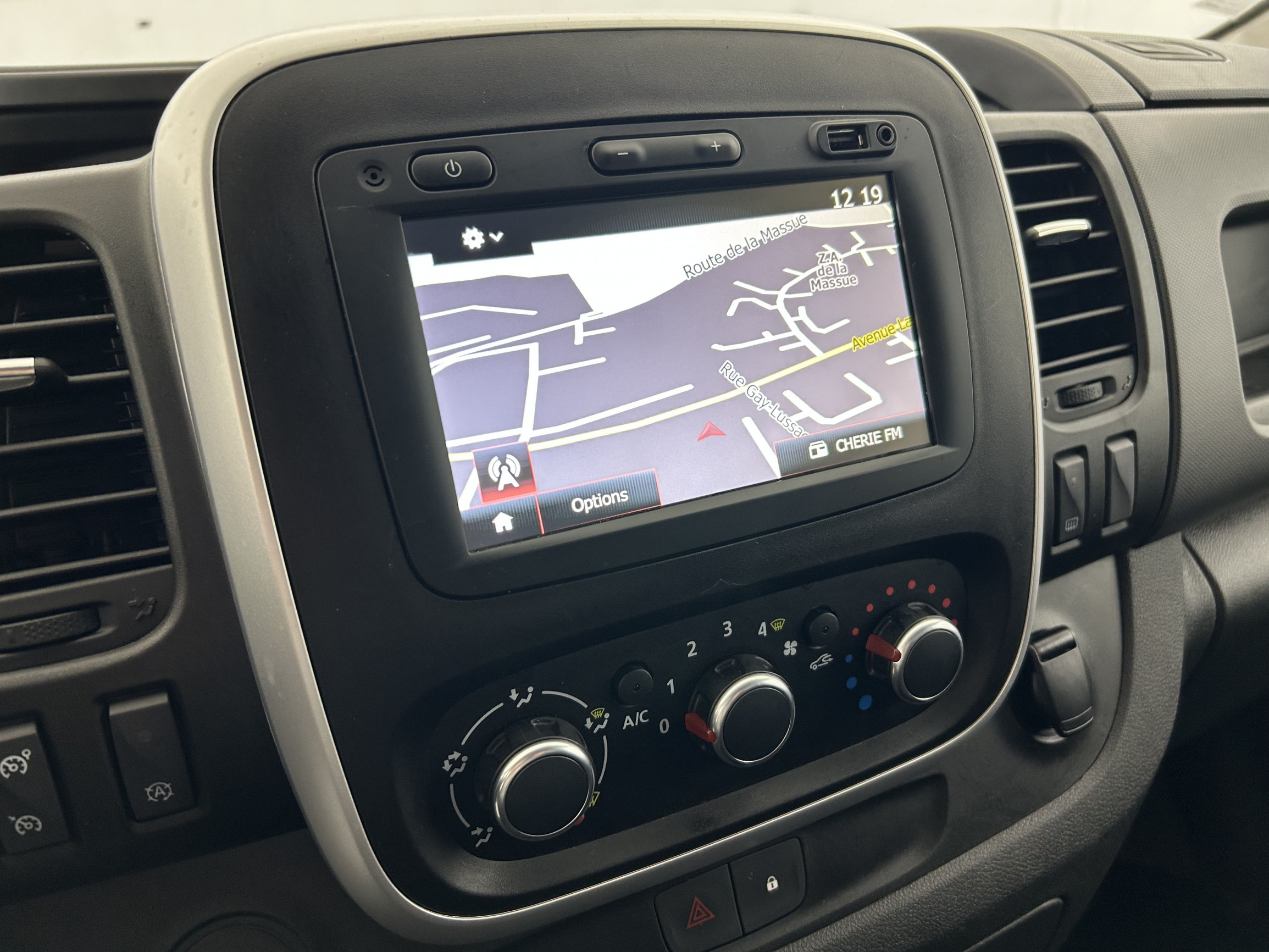 Vente en ligne Renault Trafic 3 Fourgon TRAFIC FGN L2H2 1200 KG DCI 145 ENERGY au prix de 23 870 €